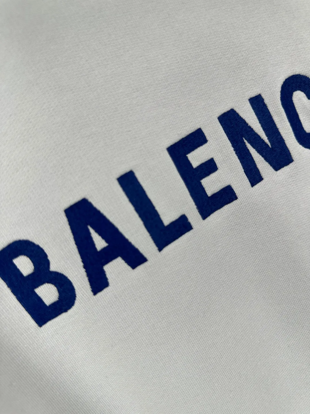 🅿️390 - BALENCI*GA Paris embroidered small letter hooded sweatshirt. The front and back embroidery is finely embroidered by imported Tajima embroidery machines. Handmade masters position and polish. Customized matching hardware. Clear letters. Three-dimensional effect. Exclusively pattern-matched, custom-woven and dyed 460g fabric. Threads are dyed in the same cylinder with zero color difference. Brick cabinet synchronization. Welcome to compare. Same style for men and women -Color: black, off-white -SIZE: Xs S M L Style number 8980#