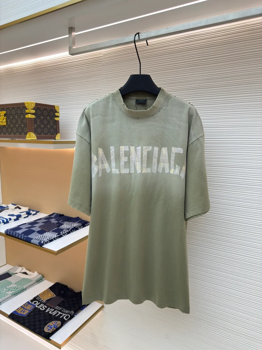 Balenciaga Masking Tape Short Sleeves ●Authentic product: Purchased and developed by 2909 ●Item No.: 1680274-A35 ●Fabric: Ribbed process ●Technology: Washed and brushed ●Version: Fitted version ●Weight: about 370 grams ●Size: 1-2-3-4 ●Description: The sleeves and hem are worn with a frayed effect. The lining is clean, no ends, no excess edges. The shoulders are frayed and the stitching is straight. Three-needle and five-thread craftsmanship. The shoulders are lined with taping. The fabric is made of distressed washed and brushed technology. The collar is designed with frayed holes. The ribbed fabric is custom-woven and dyed. The color is consistent and there is no color difference. Masking tape letters are used on the chest. The overall process of heavy craftsmanship. The washed fabric is comfortable and soft. The effect is worn and washed. The letters on the back are manually counter-positioned and shaped with a hot plate for glue printing. The overall wiring is straight and delicate, the fabric is comfortable and soft, and the color is consistent without color difference. It can be matched with the same style to create a fashionable look and control various occasions. Customized accessories, complete with three standards, same style for men and women!