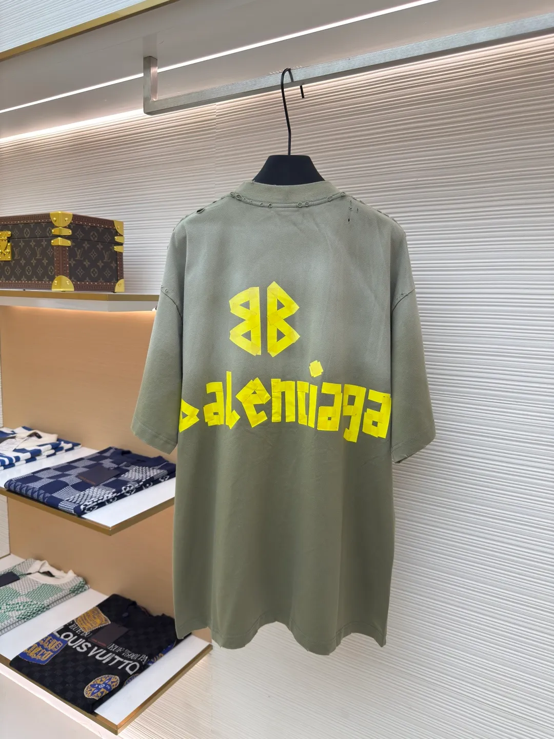 Balenciaga Masking Tape Short Sleeves ●Authentic product: Purchased and developed by 2909 ●Item No.: 1680274-A35 ●Fabric: Ribbed process ●Technology: Washed and brushed ●Version: Fitted version ●Weight: about 370 grams ●Size: 1-2-3-4 ●Description: The sleeves and hem are worn with a frayed effect. The lining is clean, no ends, no excess edges. The shoulders are frayed and the stitching is straight. Three-needle and five-thread craftsmanship. The shoulders are lined with taping. The fabric is made of distressed washed and brushed technology. The collar is designed with frayed holes. The ribbed fabric is custom-woven and dyed. The color is consistent and there is no color difference. Masking tape letters are used on the chest. The overall process of heavy craftsmanship. The washed fabric is comfortable and soft. The effect is worn and washed. The letters on the back are manually counter-positioned and shaped with a hot plate for glue printing. The overall wiring is straight and delicate, the fabric is comfortable and soft, and the color is consistent without color difference. It can be matched with the same style to create a fashionable look and control various occasions. Customized accessories, complete with three standards, same style for men and women!