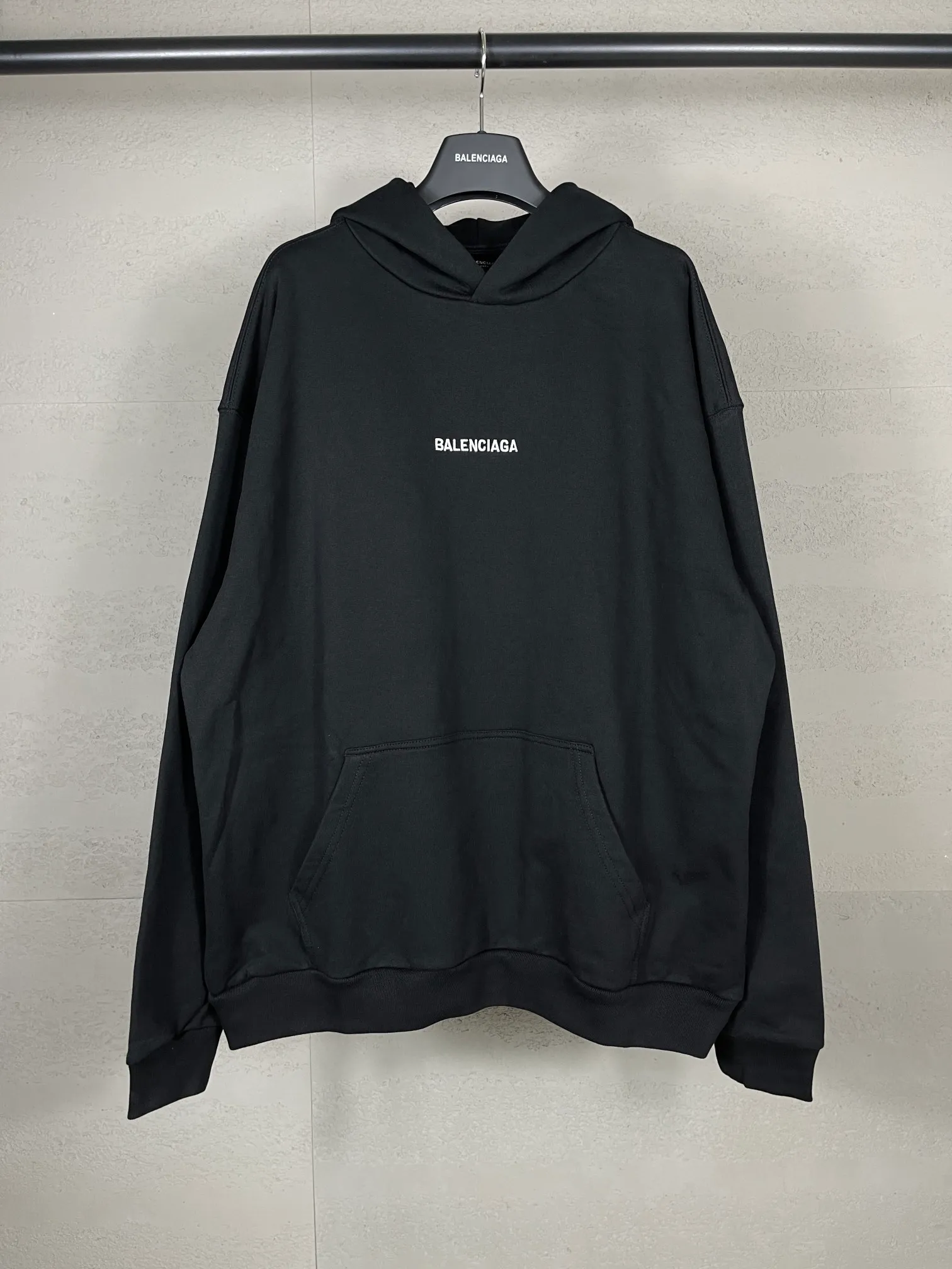 🅿️300 Detailed picture [Top version. Official website quality] BALENCI*GA/Paris#Classic model. Classic LOGO letter embroidered long-sleeved hooded sweatshirt on the front and back. 2024 autumn and winter brick cabinet synchronization.                       The fabric is made of Paris ZP custom-woven and dyed cotton double yarn David coat. The weight is 450 grams. The cloth surface is clean. The cloth pattern is clear, soft and comfortable. The threads are dyed with no color difference. The classic letters are embroidered with an imported Tajima embroidery machine. The letters are clear and the effect is three-dimensional, restoring the brick cabinet. The version adopts the OS loose shoulder style. The same style for men and women. Coding: BL238039 Color: black, ash, purple, khaki, off-white Size: XS S M L