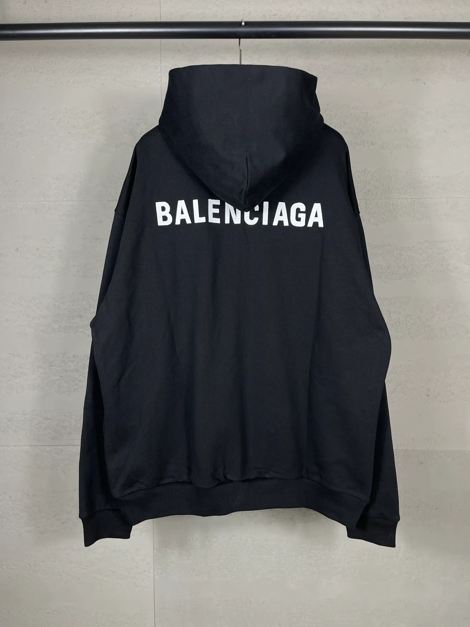 🅿️300 Detailed picture [Top version. Official website quality] BALENCI*GA/Paris#Classic model. Classic LOGO letter embroidered long-sleeved hooded sweatshirt on the front and back. 2024 autumn and winter brick cabinet synchronization.                       The fabric is made of Paris ZP custom-woven and dyed cotton double yarn David coat. The weight is 450 grams. The cloth surface is clean. The cloth pattern is clear, soft and comfortable. The threads are dyed with no color difference. The classic letters are embroidered with an imported Tajima embroidery machine. The letters are clear and the effect is three-dimensional, restoring the brick cabinet. The version adopts the OS loose shoulder style. The same style for men and women. Coding: BL238039 Color: black, ash, purple, khaki, off-white Size: XS S M L