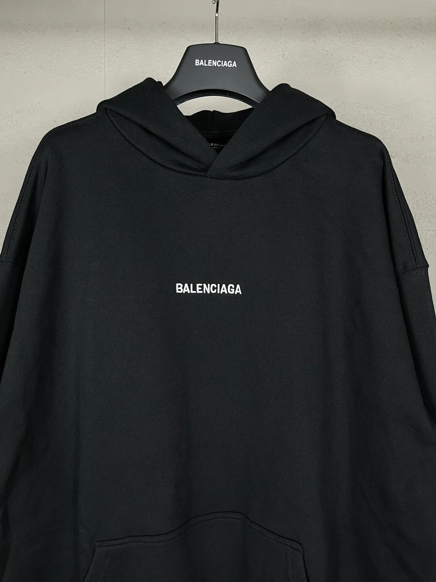 🅿️300 Detailed picture [Top version. Official website quality] BALENCI*GA/Paris#Classic model. Classic LOGO letter embroidered long-sleeved hooded sweatshirt on the front and back. 2024 autumn and winter brick cabinet synchronization.                       The fabric is made of Paris ZP custom-woven and dyed cotton double yarn David coat. The weight is 450 grams. The cloth surface is clean. The cloth pattern is clear, soft and comfortable. The threads are dyed with no color difference. The classic letters are embroidered with an imported Tajima embroidery machine. The letters are clear and the effect is three-dimensional, restoring the brick cabinet. The version adopts the OS loose shoulder style. The same style for men and women. Coding: BL238039 Color: black, ash, purple, khaki, off-white Size: XS S M L