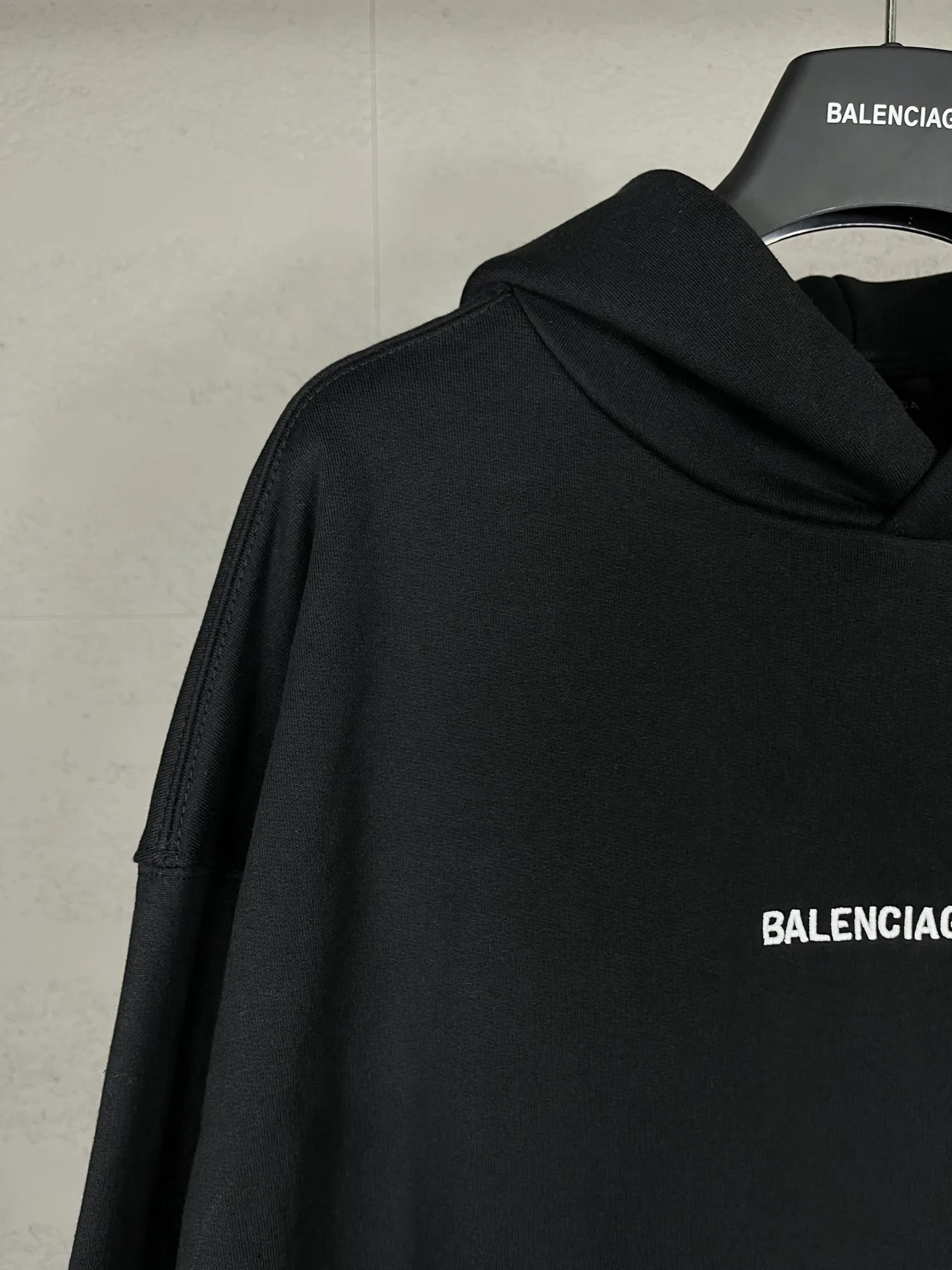 🅿️300 Detailed picture [Top version. Official website quality] BALENCI*GA/Paris#Classic model. Classic LOGO letter embroidered long-sleeved hooded sweatshirt on the front and back. 2024 autumn and winter brick cabinet synchronization.                       The fabric is made of Paris ZP custom-woven and dyed cotton double yarn David coat. The weight is 450 grams. The cloth surface is clean. The cloth pattern is clear, soft and comfortable. The threads are dyed with no color difference. The classic letters are embroidered with an imported Tajima embroidery machine. The letters are clear and the effect is three-dimensional, restoring the brick cabinet. The version adopts the OS loose shoulder style. The same style for men and women. Coding: BL238039 Color: black, ash, purple, khaki, off-white Size: XS S M L