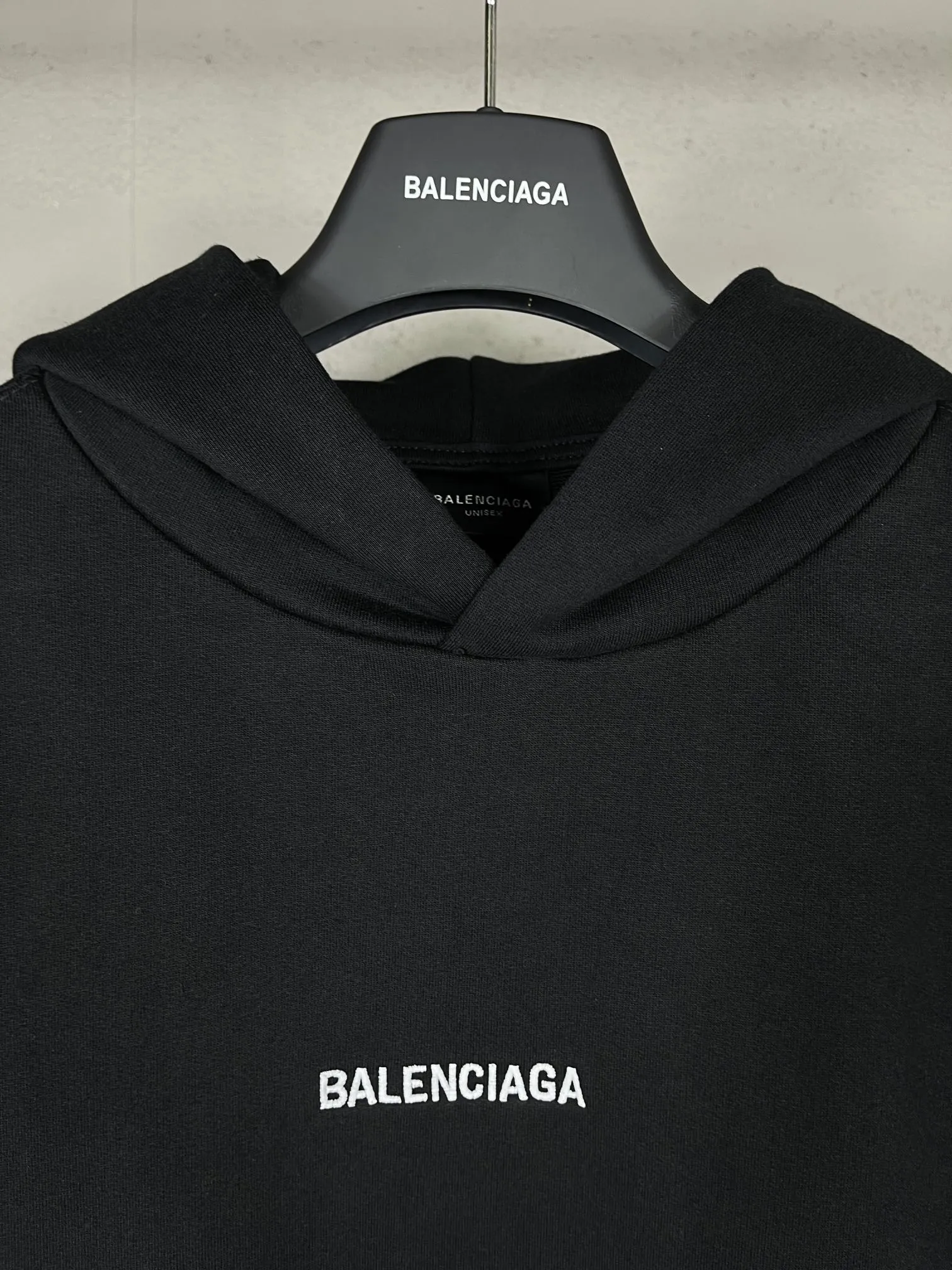 🅿️300 Detailed picture [Top version. Official website quality] BALENCI*GA/Paris#Classic model. Classic LOGO letter embroidered long-sleeved hooded sweatshirt on the front and back. 2024 autumn and winter brick cabinet synchronization.                       The fabric is made of Paris ZP custom-woven and dyed cotton double yarn David coat. The weight is 450 grams. The cloth surface is clean. The cloth pattern is clear, soft and comfortable. The threads are dyed with no color difference. The classic letters are embroidered with an imported Tajima embroidery machine. The letters are clear and the effect is three-dimensional, restoring the brick cabinet. The version adopts the OS loose shoulder style. The same style for men and women. Coding: BL238039 Color: black, ash, purple, khaki, off-white Size: XS S M L