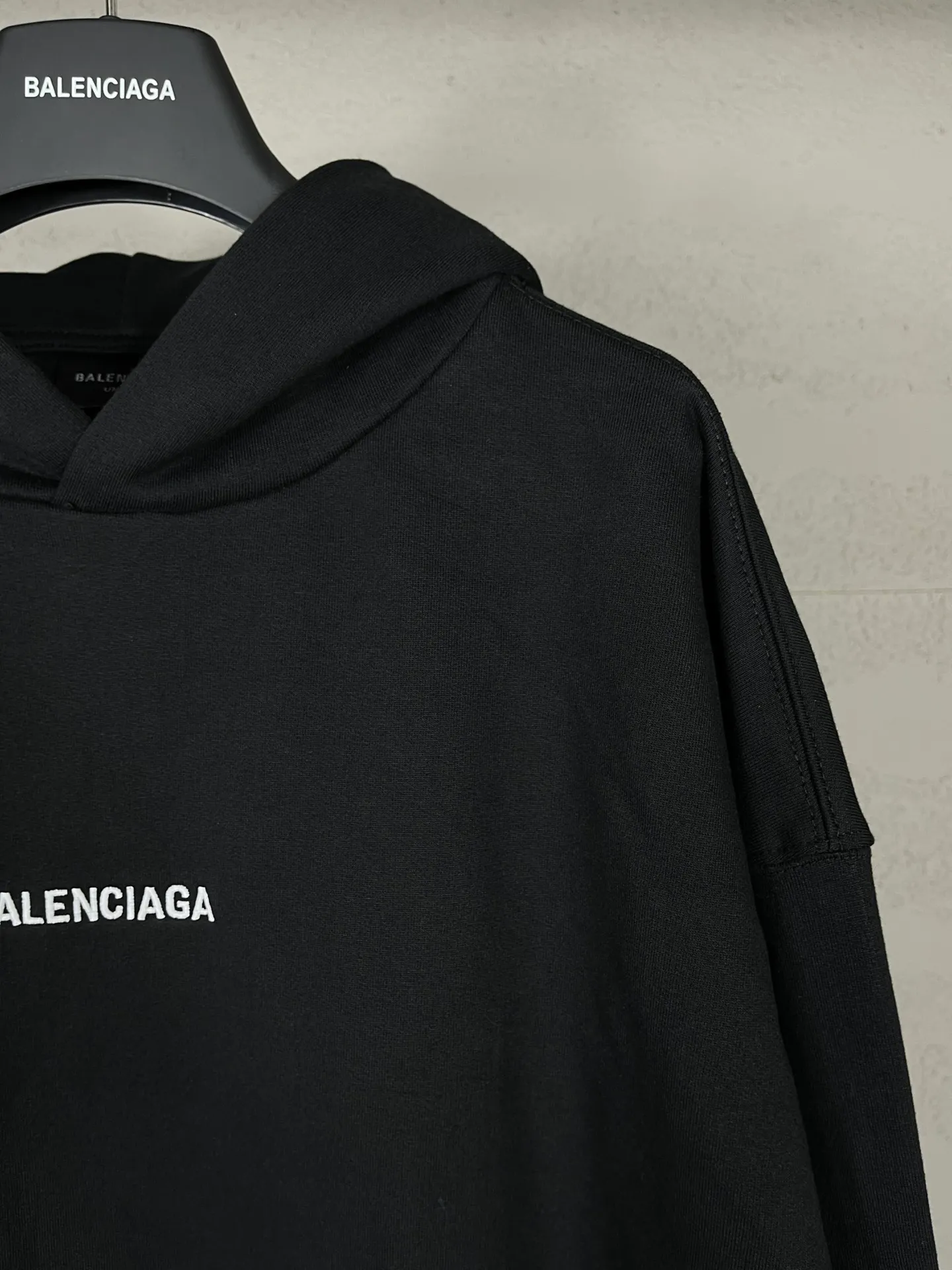 🅿️300 Detailed picture [Top version. Official website quality] BALENCI*GA/Paris#Classic model. Classic LOGO letter embroidered long-sleeved hooded sweatshirt on the front and back. 2024 autumn and winter brick cabinet synchronization.                       The fabric is made of Paris ZP custom-woven and dyed cotton double yarn David coat. The weight is 450 grams. The cloth surface is clean. The cloth pattern is clear, soft and comfortable. The threads are dyed with no color difference. The classic letters are embroidered with an imported Tajima embroidery machine. The letters are clear and the effect is three-dimensional, restoring the brick cabinet. The version adopts the OS loose shoulder style. The same style for men and women. Coding: BL238039 Color: black, ash, purple, khaki, off-white Size: XS S M L