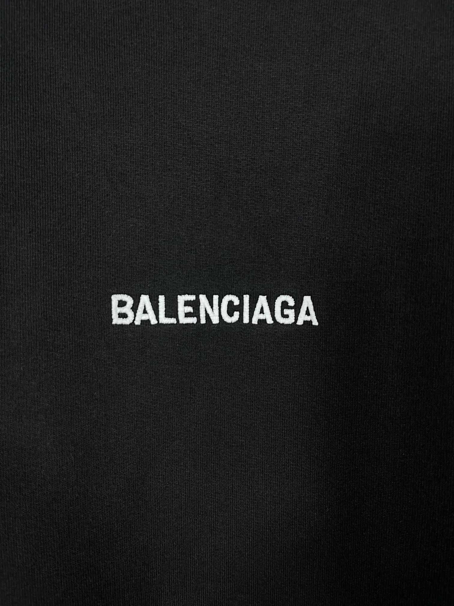 🅿️300 Detailed picture [Top version. Official website quality] BALENCI*GA/Paris#Classic model. Classic LOGO letter embroidered long-sleeved hooded sweatshirt on the front and back. 2024 autumn and winter brick cabinet synchronization.                       The fabric is made of Paris ZP custom-woven and dyed cotton double yarn David coat. The weight is 450 grams. The cloth surface is clean. The cloth pattern is clear, soft and comfortable. The threads are dyed with no color difference. The classic letters are embroidered with an imported Tajima embroidery machine. The letters are clear and the effect is three-dimensional, restoring the brick cabinet. The version adopts the OS loose shoulder style. The same style for men and women. Coding: BL238039 Color: black, ash, purple, khaki, off-white Size: XS S M L