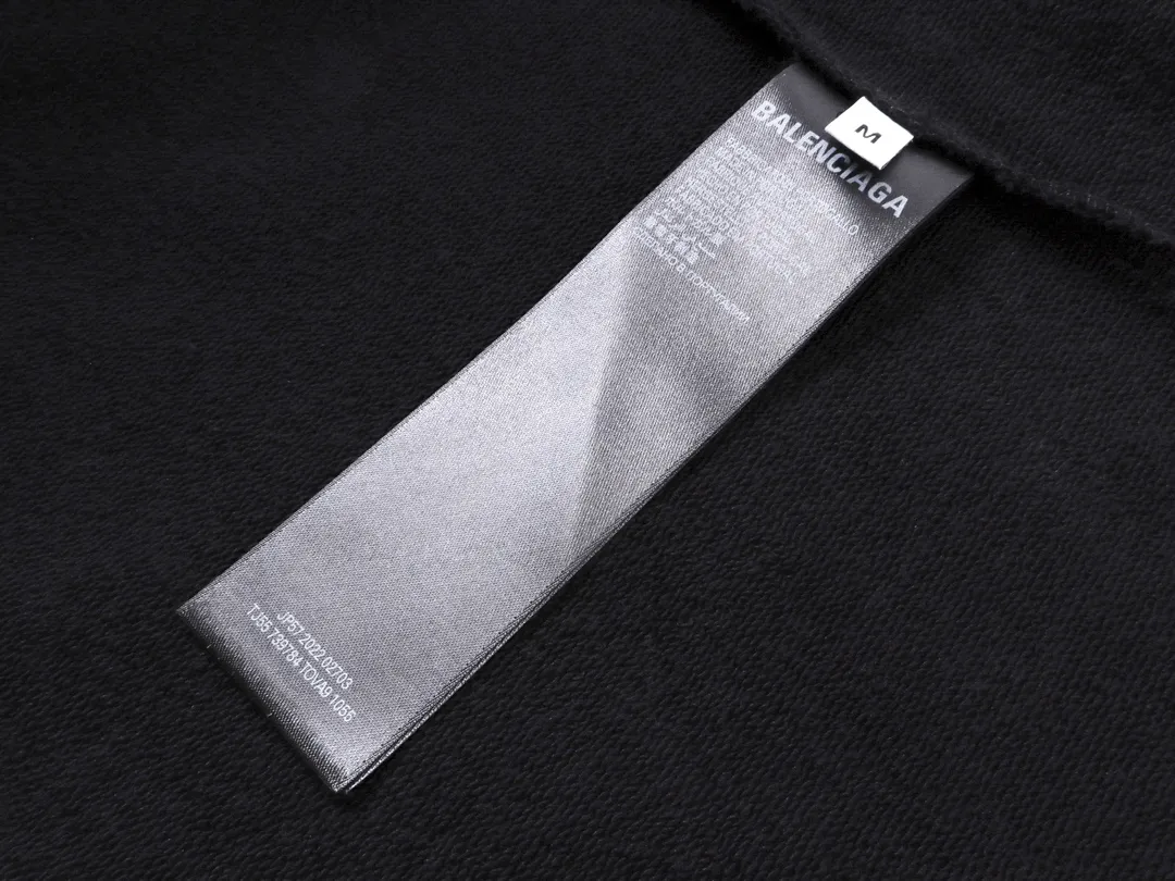🅿️300 real photos [Top version. Official website quality] BALENCI*GA/Paris. 2024 new style. Hooded sweatshirt with front and rear LOGO reflective letters, brick cabinet synchronization. Developed as genuine product at the first time, welcome to compare! The fabric is made of Paris ZP custom-woven and dyed cotton terry sweatshirt. Weighing 460 grams, the cloth surface is clean. The cloth pattern is clear, soft and comfortable. The threads are dyed with no color difference. Get reflective film beforehand. The effect will be three-dimensional. Restore the brick cabinet. Different market currency, welcome to compare, the version adopts OS loose shoulder version. Same style for men and women Coding: BL238929 Color: black, off-white Size: XS S M L