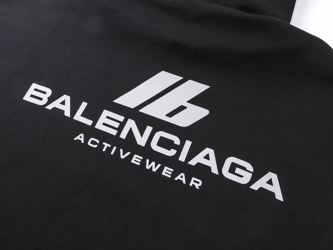 🅿️300 real photos [Top version. Official website quality] BALENCI*GA/Paris. 2024 new style. Hooded sweatshirt with front and rear LOGO reflective letters, brick cabinet synchronization. Developed as genuine product at the first time, welcome to compare! The fabric is made of Paris ZP custom-woven and dyed cotton terry sweatshirt. Weighing 460 grams, the cloth surface is clean. The cloth pattern is clear, soft and comfortable. The threads are dyed with no color difference. Get reflective film beforehand. The effect will be three-dimensional. Restore the brick cabinet. Different market currency, welcome to compare, the version adopts OS loose shoulder version. Same style for men and women Coding: BL238929 Color: black, off-white Size: XS S M L