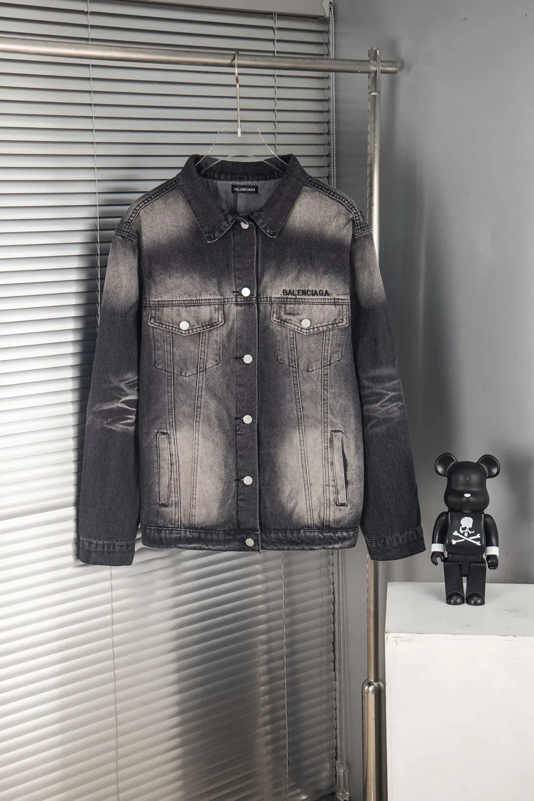 🅿️300 new model number: B155 BALENCIAGA Balenciaga washed gradient back embroidered logo denim jacket for men and women 1️⃣Using high-quality denim fabric washing process, the upper body is soft and comfortable after washing, extremely delicate, feels solid, smooth and soft. The fabric does not wrinkle, and the feel is invincible. The details are perfectly handled! 2️⃣It is very youthful and energetic, and can be easily worn by both men and women. It is very in line with the fashion aesthetic concepts of today's young people! 3️⃣ A full set of customized accessories, complete with three standards, same style for men and women, a must-have style for couples. Color: Denim Black Size: S, M, L, XL