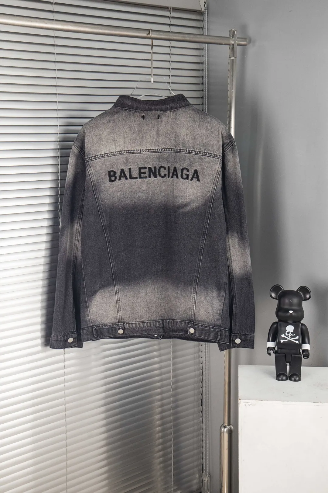 🅿️300 new model number: B155 BALENCIAGA Balenciaga washed gradient back embroidered logo denim jacket for men and women 1️⃣Using high-quality denim fabric washing process, the upper body is soft and comfortable after washing, extremely delicate, feels solid, smooth and soft. The fabric does not wrinkle, and the feel is invincible. The details are perfectly handled! 2️⃣It is very youthful and energetic, and can be easily worn by both men and women. It is very in line with the fashion aesthetic concepts of today's young people! 3️⃣ A full set of customized accessories, complete with three standards, same style for men and women, a must-have style for couples. Color: Denim Black Size: S, M, L, XL