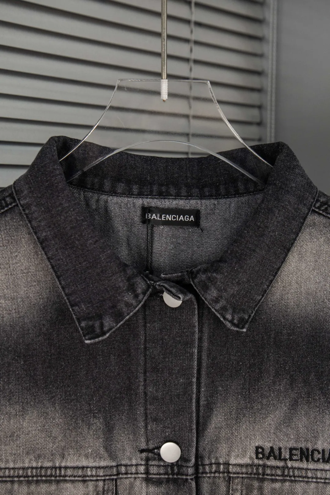 🅿️300 new model number: B155 BALENCIAGA Balenciaga washed gradient back embroidered logo denim jacket for men and women 1️⃣Using high-quality denim fabric washing process, the upper body is soft and comfortable after washing, extremely delicate, feels solid, smooth and soft. The fabric does not wrinkle, and the feel is invincible. The details are perfectly handled! 2️⃣It is very youthful and energetic, and can be easily worn by both men and women. It is very in line with the fashion aesthetic concepts of today's young people! 3️⃣ A full set of customized accessories, complete with three standards, same style for men and women, a must-have style for couples. Color: Denim Black Size: S, M, L, XL