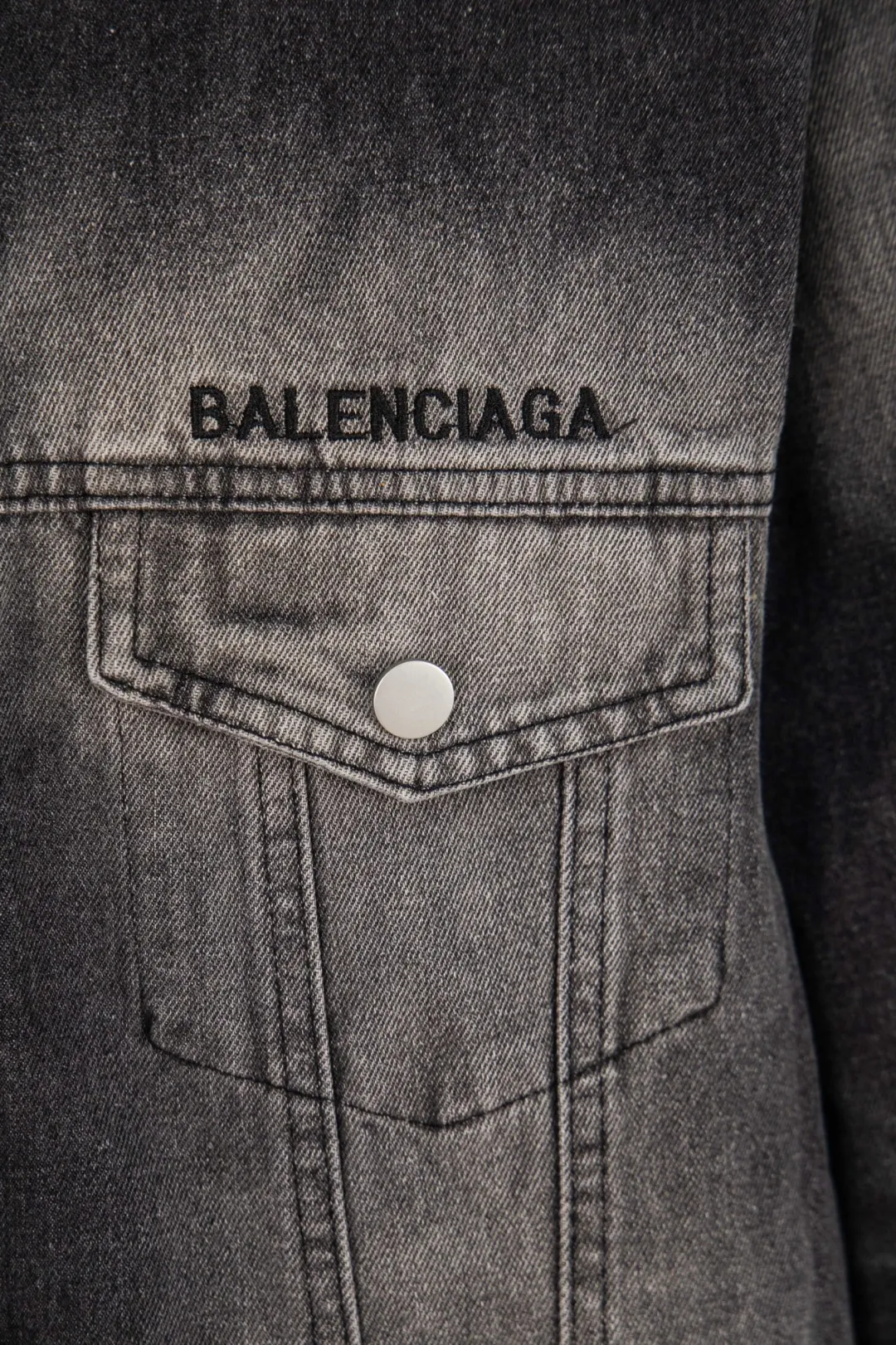 🅿️300 new model number: B155 BALENCIAGA Balenciaga washed gradient back embroidered logo denim jacket for men and women 1️⃣Using high-quality denim fabric washing process, the upper body is soft and comfortable after washing, extremely delicate, feels solid, smooth and soft. The fabric does not wrinkle, and the feel is invincible. The details are perfectly handled! 2️⃣It is very youthful and energetic, and can be easily worn by both men and women. It is very in line with the fashion aesthetic concepts of today's young people! 3️⃣ A full set of customized accessories, complete with three standards, same style for men and women, a must-have style for couples. Color: Denim Black Size: S, M, L, XL