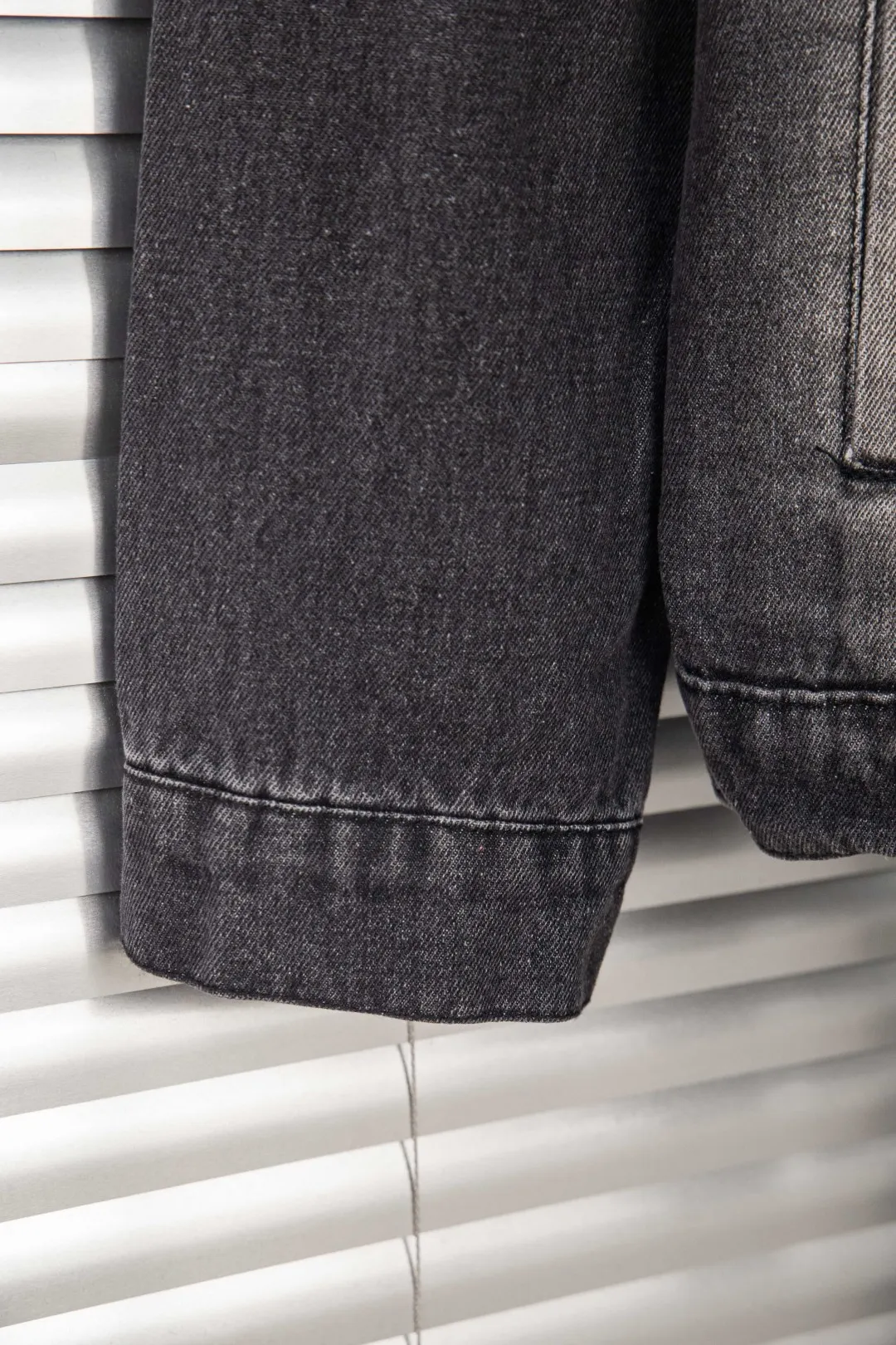 🅿️300 new model number: B155 BALENCIAGA Balenciaga washed gradient back embroidered logo denim jacket for men and women 1️⃣Using high-quality denim fabric washing process, the upper body is soft and comfortable after washing, extremely delicate, feels solid, smooth and soft. The fabric does not wrinkle, and the feel is invincible. The details are perfectly handled! 2️⃣It is very youthful and energetic, and can be easily worn by both men and women. It is very in line with the fashion aesthetic concepts of today's young people! 3️⃣ A full set of customized accessories, complete with three standards, same style for men and women, a must-have style for couples. Color: Denim Black Size: S, M, L, XL