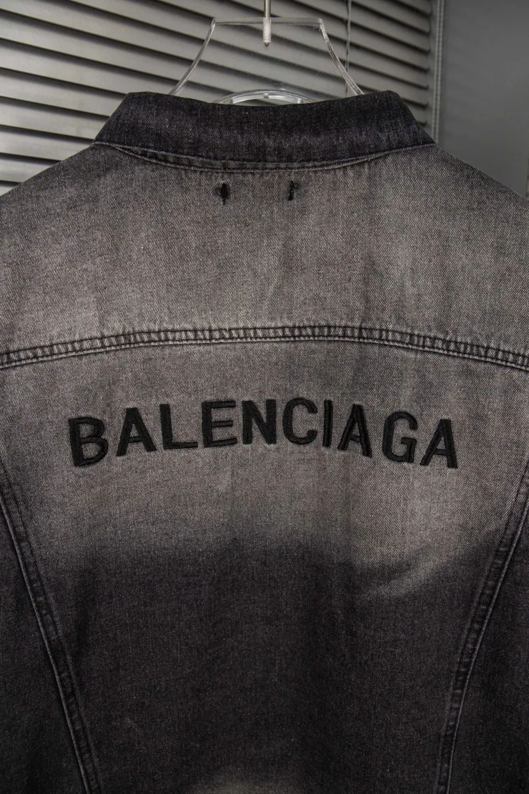 🅿️300 new model number: B155 BALENCIAGA Balenciaga washed gradient back embroidered logo denim jacket for men and women 1️⃣Using high-quality denim fabric washing process, the upper body is soft and comfortable after washing, extremely delicate, feels solid, smooth and soft. The fabric does not wrinkle, and the feel is invincible. The details are perfectly handled! 2️⃣It is very youthful and energetic, and can be easily worn by both men and women. It is very in line with the fashion aesthetic concepts of today's young people! 3️⃣ A full set of customized accessories, complete with three standards, same style for men and women, a must-have style for couples. Color: Denim Black Size: S, M, L, XL