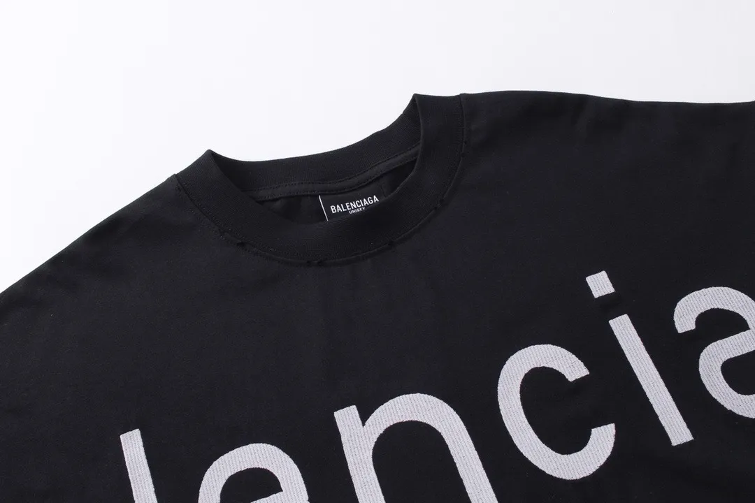 🅿️250 Actual pictures [Top version. Official website quality] BALENCI*GA/Paris BALENCI*GA#2024 latest model, Paris website embroidered letters large LOGO long-sleeved T-shirt. Brick cabinet sync. The first genuine product was developed, with over 200,000 stitches of counter-position embroidery on the chest. Notice! ️Full letter embroidery, welcome to compare! The fabric is made of Paris ZP custom-woven and dyed 100% cotton double-yarn compact cotton. The weight is 260 grams. The cloth surface is clean. The cloth pattern is clear. It is soft and comfortable. It has good color fastness and is not easy to change color. The threads are woven and dyed with no color difference. The embroidery is done using imported Tajima embroidery machines. Super 20W needle thread embroidery, accurate positioning, three-dimensional effect, clear lines. No burrs and miscellaneous threads, ultra-high craftsmanship embroidery. The version adopts OS loose shoulder design. Same style for men and women. Code: BL225001 Color: black, white. Size: XS S M L