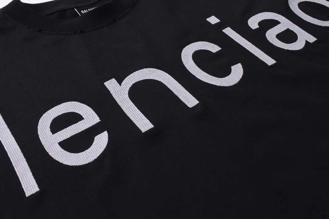 🅿️250 Actual pictures [Top version. Official website quality] BALENCI*GA/Paris BALENCI*GA#2024 latest model, Paris website embroidered letters large LOGO long-sleeved T-shirt. Brick cabinet sync. The first genuine product was developed, with over 200,000 stitches of counter-position embroidery on the chest. Notice! ️Full letter embroidery, welcome to compare! The fabric is made of Paris ZP custom-woven and dyed 100% cotton double-yarn compact cotton. The weight is 260 grams. The cloth surface is clean. The cloth pattern is clear. It is soft and comfortable. It has good color fastness and is not easy to change color. The threads are woven and dyed with no color difference. The embroidery is done using imported Tajima embroidery machines. Super 20W needle thread embroidery, accurate positioning, three-dimensional effect, clear lines. No burrs and miscellaneous threads, ultra-high craftsmanship embroidery. The version adopts OS loose shoulder design. Same style for men and women. Code: BL225001 Color: black, white. Size: XS S M L
