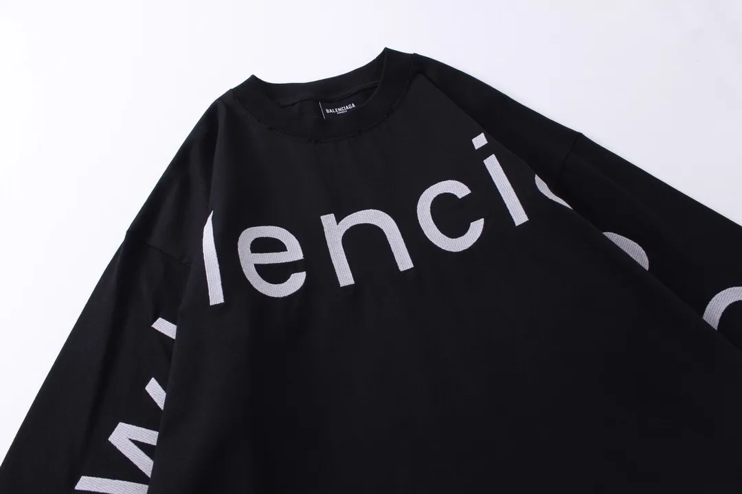 🅿️250 Actual pictures [Top version. Official website quality] BALENCI*GA/Paris BALENCI*GA#2024 latest model, Paris website embroidered letters large LOGO long-sleeved T-shirt. Brick cabinet sync. The first genuine product was developed, with over 200,000 stitches of counter-position embroidery on the chest. Notice! ️Full letter embroidery, welcome to compare! The fabric is made of Paris ZP custom-woven and dyed 100% cotton double-yarn compact cotton. The weight is 260 grams. The cloth surface is clean. The cloth pattern is clear. It is soft and comfortable. It has good color fastness and is not easy to change color. The threads are woven and dyed with no color difference. The embroidery is done using imported Tajima embroidery machines. Super 20W needle thread embroidery, accurate positioning, three-dimensional effect, clear lines. No burrs and miscellaneous threads, ultra-high craftsmanship embroidery. The version adopts OS loose shoulder design. Same style for men and women. Code: BL225001 Color: black, white. Size: XS S M L