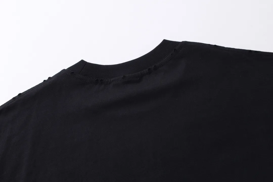 🅿️250 Actual pictures [Top version. Official website quality] BALENCI*GA/Paris BALENCI*GA#2024 latest model, Paris website embroidered letters large LOGO long-sleeved T-shirt. Brick cabinet sync. The first genuine product was developed, with over 200,000 stitches of counter-position embroidery on the chest. Notice! ️Full letter embroidery, welcome to compare! The fabric is made of Paris ZP custom-woven and dyed 100% cotton double-yarn compact cotton. The weight is 260 grams. The cloth surface is clean. The cloth pattern is clear. It is soft and comfortable. It has good color fastness and is not easy to change color. The threads are woven and dyed with no color difference. The embroidery is done using imported Tajima embroidery machines. Super 20W needle thread embroidery, accurate positioning, three-dimensional effect, clear lines. No burrs and miscellaneous threads, ultra-high craftsmanship embroidery. The version adopts OS loose shoulder design. Same style for men and women. Code: BL225001 Color: black, white. Size: XS S M L
