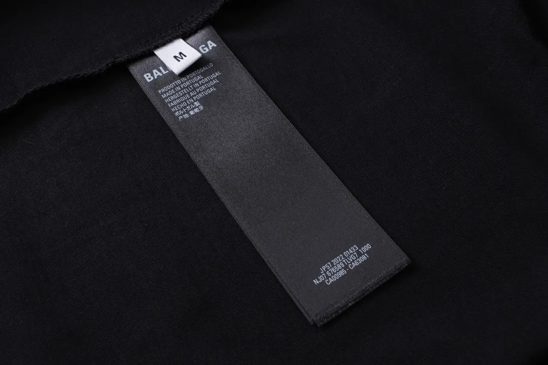 🅿️250 Actual pictures [Top version. Official website quality] BALENCI*GA/Paris BALENCI*GA#2024 latest model, Paris website embroidered letters large LOGO long-sleeved T-shirt. Brick cabinet sync. The first genuine product was developed, with over 200,000 stitches of counter-position embroidery on the chest. Notice! ️Full letter embroidery, welcome to compare! The fabric is made of Paris ZP custom-woven and dyed 100% cotton double-yarn compact cotton. The weight is 260 grams. The cloth surface is clean. The cloth pattern is clear. It is soft and comfortable. It has good color fastness and is not easy to change color. The threads are woven and dyed with no color difference. The embroidery is done using imported Tajima embroidery machines. Super 20W needle thread embroidery, accurate positioning, three-dimensional effect, clear lines. No burrs and miscellaneous threads, ultra-high craftsmanship embroidery. The version adopts OS loose shoulder design. Same style for men and women. Code: BL225001 Color: black, white. Size: XS S M L