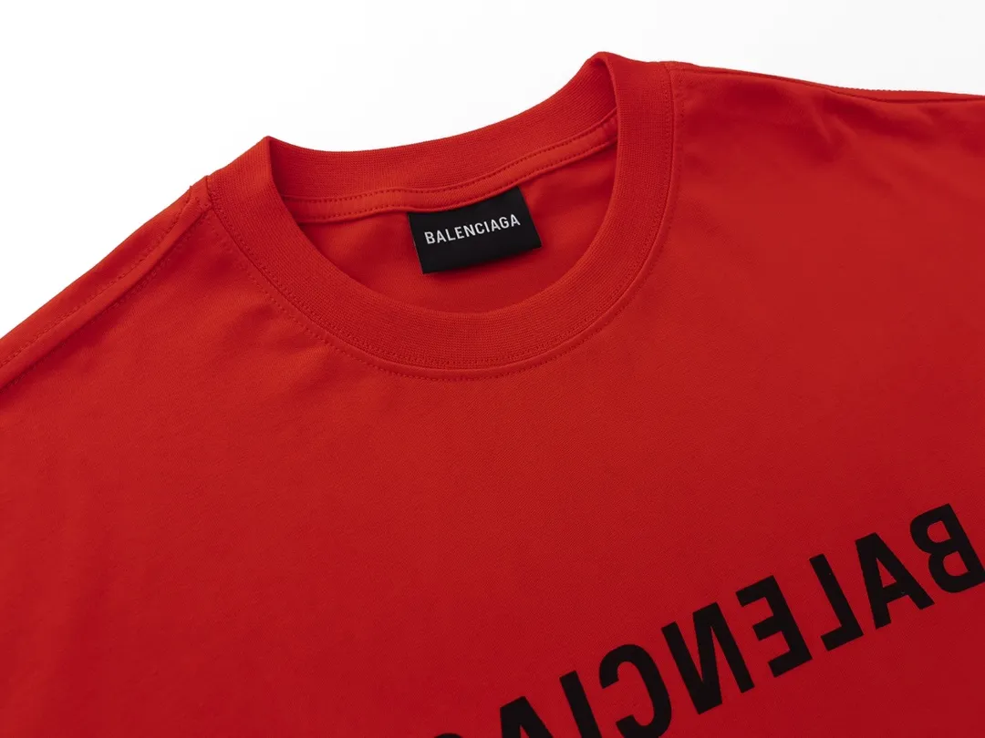 🅿️166 Detailed picture [Top version. Official website quality] BALENCI*GA/Paris BALENCI*GA# 2023 spring and summer new style, positive printed reverse mirror LOGO short-sleeved T-shirt. 2023 spring and summer new product. Brick cabinet synchronization. The fabric is made of Paris ZP custom-woven and dyed 100% cotton double yarn compact cotton. The weight is 260 grams, the cloth surface is clean. The cloth pattern is clear. Soft and comfortable. Good color fastness. Not easy to change color. The threads are woven and dyed with no color difference. The printing uses imported environmentally friendly rubber paddles, precision stencils, fine LOGO letters, clear letters, no burrs, and a three-dimensional effect. Restore brick cabinet. The version adopts OS loose shoulder version. Same style for men and women. Code: BL223081 Color: black, light gray, red. Size: XS to L