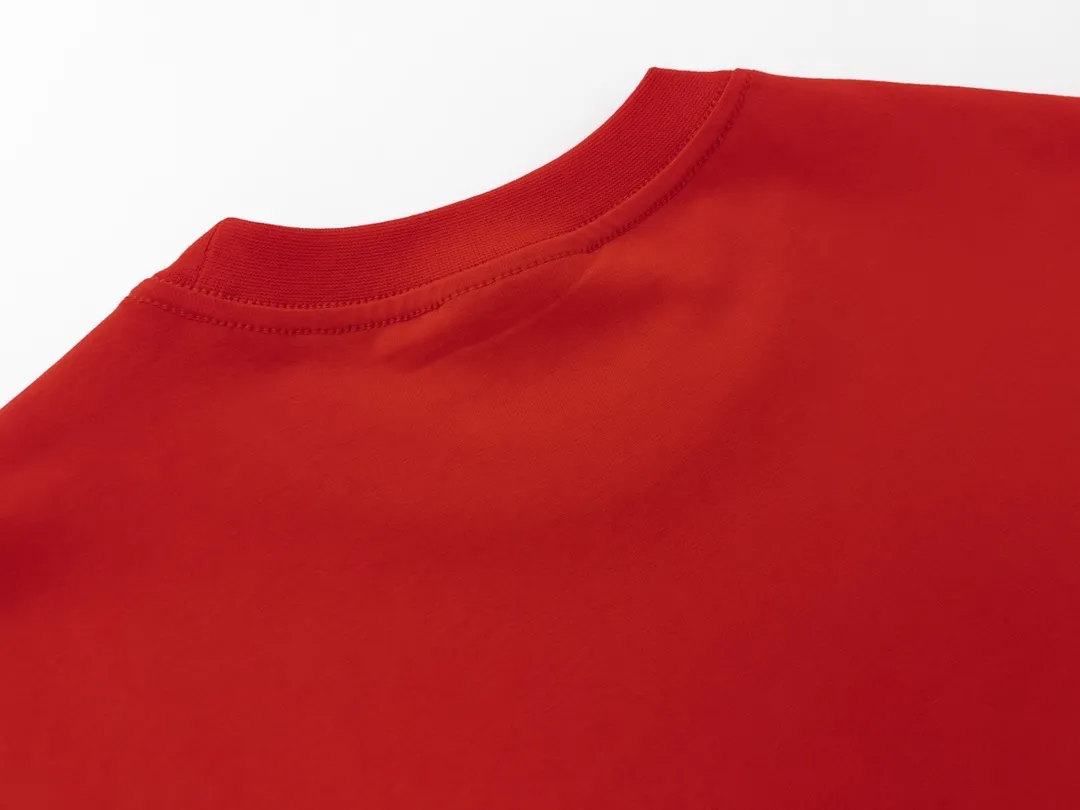 🅿️166 Detailed picture [Top version. Official website quality] BALENCI*GA/Paris BALENCI*GA# 2023 spring and summer new style, positive printed reverse mirror LOGO short-sleeved T-shirt. 2023 spring and summer new product. Brick cabinet synchronization. The fabric is made of Paris ZP custom-woven and dyed 100% cotton double yarn compact cotton. The weight is 260 grams, the cloth surface is clean. The cloth pattern is clear. Soft and comfortable. Good color fastness. Not easy to change color. The threads are woven and dyed with no color difference. The printing uses imported environmentally friendly rubber paddles, precision stencils, fine LOGO letters, clear letters, no burrs, and a three-dimensional effect. Restore brick cabinet. The version adopts OS loose shoulder version. Same style for men and women. Code: BL223081 Color: black, light gray, red. Size: XS to L