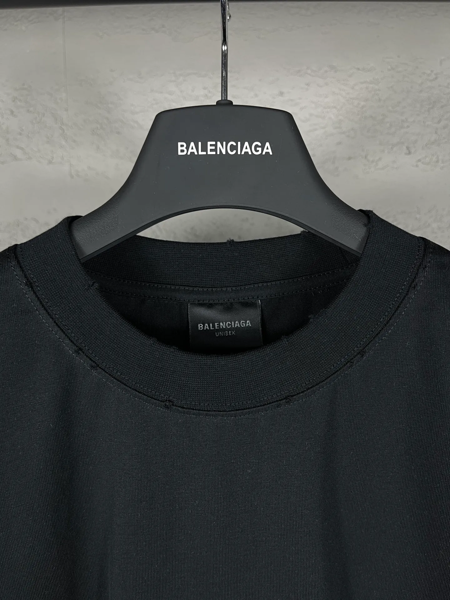 🅿️190 real photos [Top version. Official website quality] BALENCI*GA/Paris BALENCI*GA# Valentine's Day disc limited edition latest model, front disc worn and distressed short-sleeved T-shirt, brick cabinet synchronization. The fabric is made of Paris ZP custom-woven and dyed cotton double yarn. The weight is 260 grams, the cloth surface is clean, the cloth texture is clear. Soft and comfortable. The color fastness is good. It is not easy to change color. The threads are woven and dyed with no color difference. The whole dress is frayed and distressed, and the version adopts the OS loose shoulder style. Same style for men and women. Code: BL223328 Color: black. Beige. Red Size: XS to L