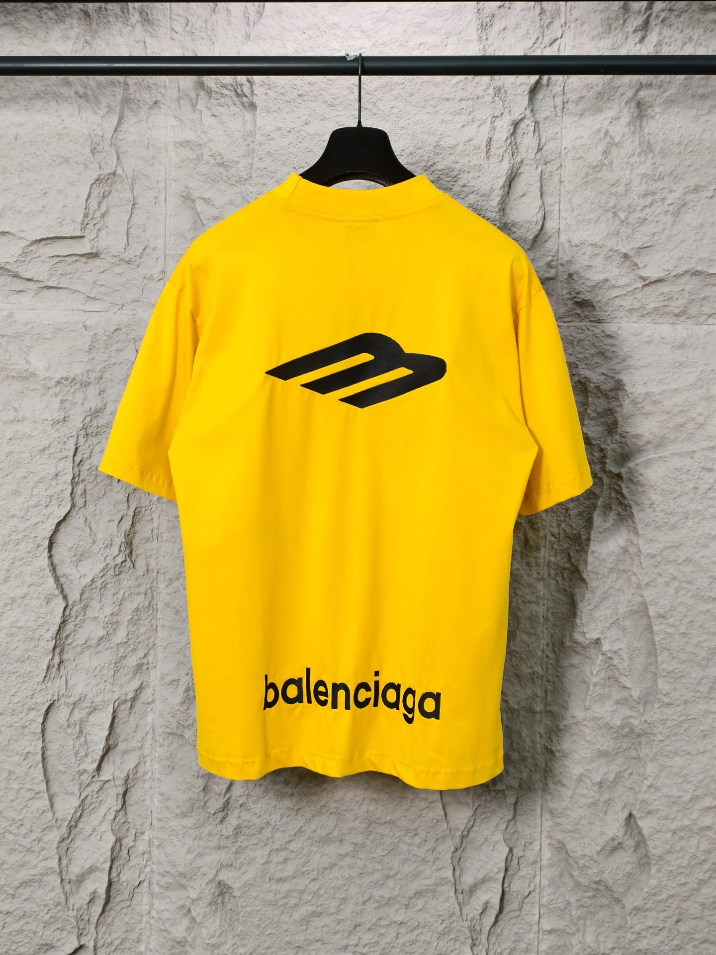 🅿️180 9207# Actual pictures Top version [[BALENCIA*GA] Official website quality Paris new ski series 3M size LOGO embroidered short-sleeved T-shirt OS version Loose dropped shoulders Unisex style Fabric: 260 grams 100% cotton double yarn Technology: Front and back embroidery Garment washing Shape solid Color: Black Blue Yellow Size: XS S M L