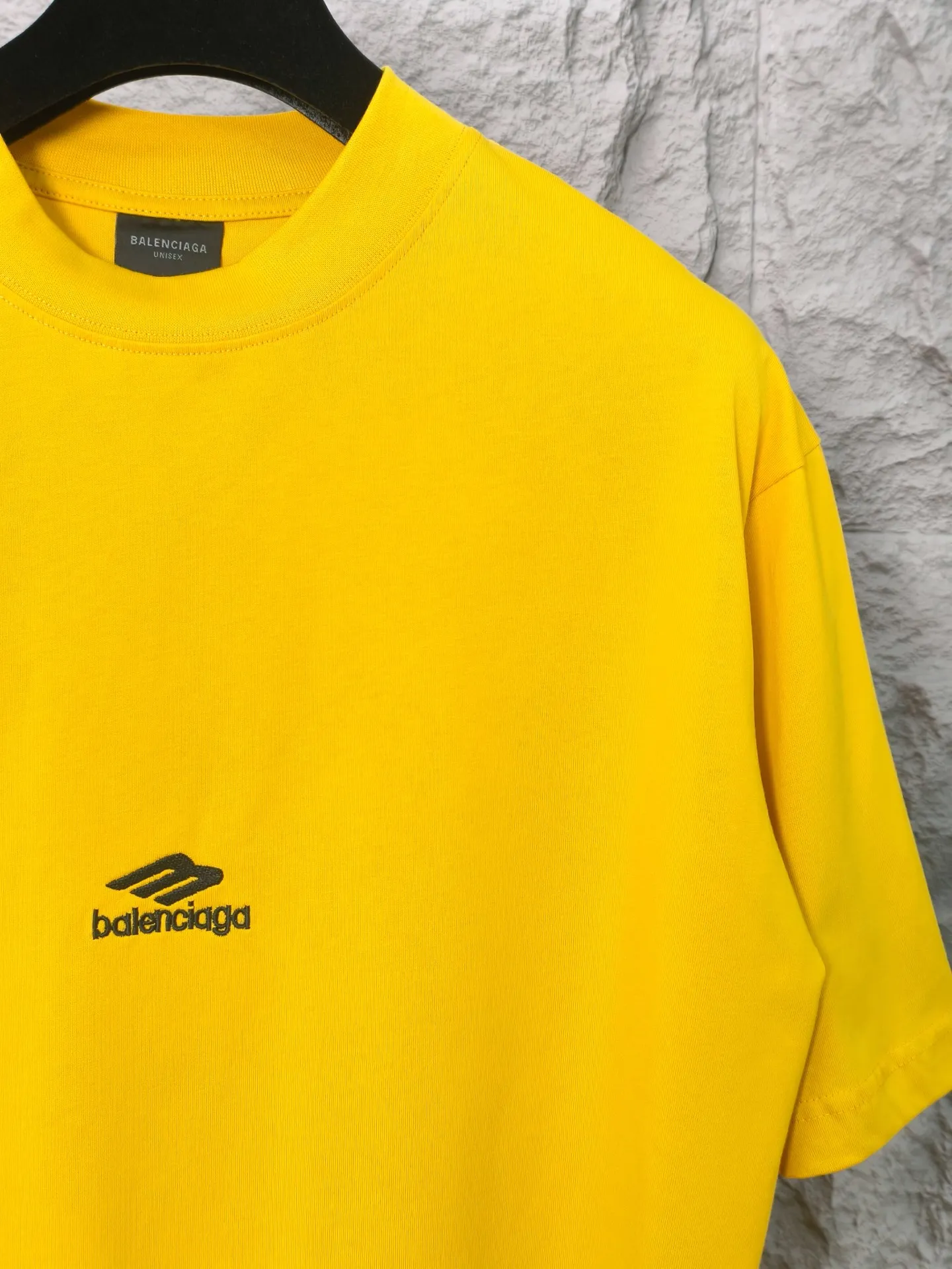 🅿️180 9207# Actual pictures Top version [[BALENCIA*GA] Official website quality Paris new ski series 3M size LOGO embroidered short-sleeved T-shirt OS version Loose dropped shoulders Unisex style Fabric: 260 grams 100% cotton double yarn Technology: Front and back embroidery Garment washing Shape solid Color: Black Blue Yellow Size: XS S M L