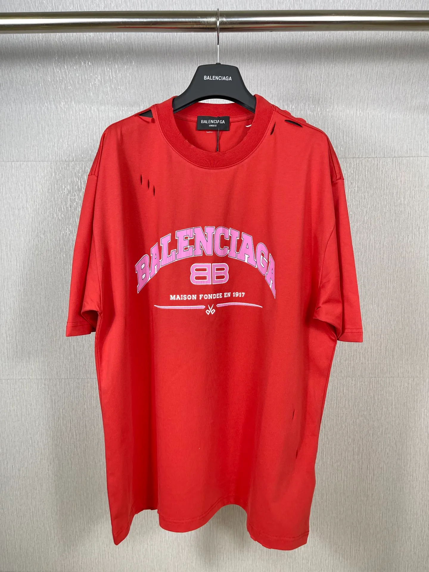 🅿️176 Actual pictures [Top version. Official website quality] BALENCI*GA/Paris. BB scissors LOGO printed ready-to-wear washed and distressed short-sleeved T-shirt. Brick cabinet synchronization. The fabric is made of Paris ZP custom-woven and dyed 100% cotton double yarn compact cotton. The weight is 260 grams, the cloth surface is clean. The cloth pattern is clear, soft and comfortable, and the thread is dyed with no color difference. The classic pattern is printed with environmentally friendly imported materials, straight cracks and cracked glue. Precision printing screen, the letters are clear and the effect is three-dimensional. Restored brick cabinet. The garments were washed and aged, and polished by many hands. Produced by super heavy craftsmanship, different market currencies, welcome to compare, the version adopts OS loose shoulder version. Same style for men and women. Code: BL223012 Color: washed black, lake blue, off-white, red Size: XS to L