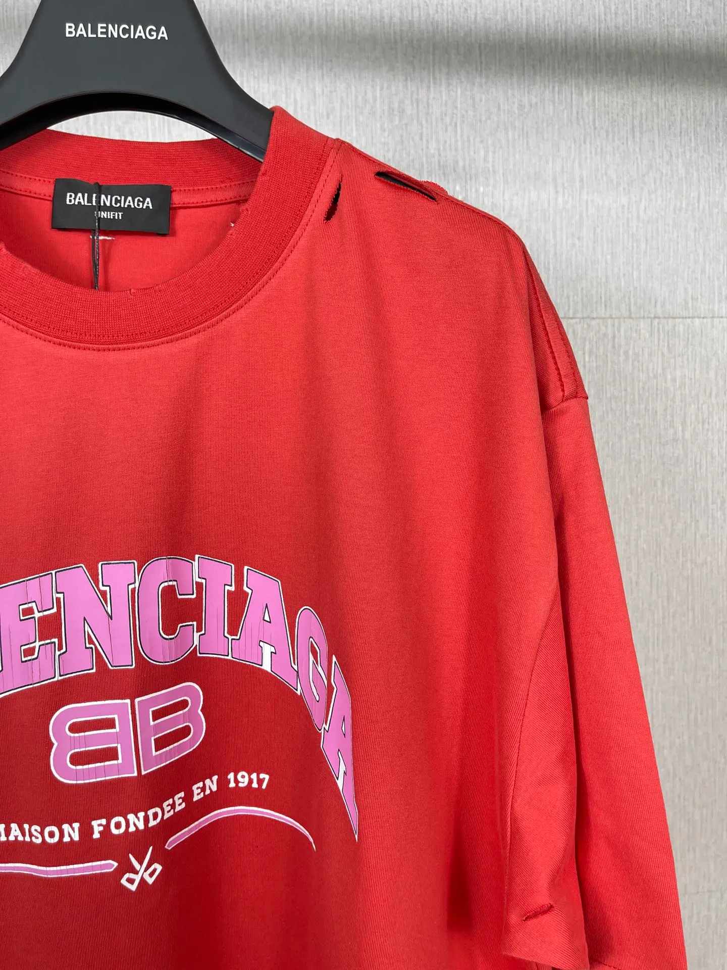 🅿️176 Actual pictures [Top version. Official website quality] BALENCI*GA/Paris. BB scissors LOGO printed ready-to-wear washed and distressed short-sleeved T-shirt. Brick cabinet synchronization. The fabric is made of Paris ZP custom-woven and dyed 100% cotton double yarn compact cotton. The weight is 260 grams, the cloth surface is clean. The cloth pattern is clear, soft and comfortable, and the thread is dyed with no color difference. The classic pattern is printed with environmentally friendly imported materials, straight cracks and cracked glue. Precision printing screen, the letters are clear and the effect is three-dimensional. Restored brick cabinet. The garments were washed and aged, and polished by many hands. Produced by super heavy craftsmanship, different market currencies, welcome to compare, the version adopts OS loose shoulder version. Same style for men and women. Code: BL223012 Color: washed black, lake blue, off-white, red Size: XS to L