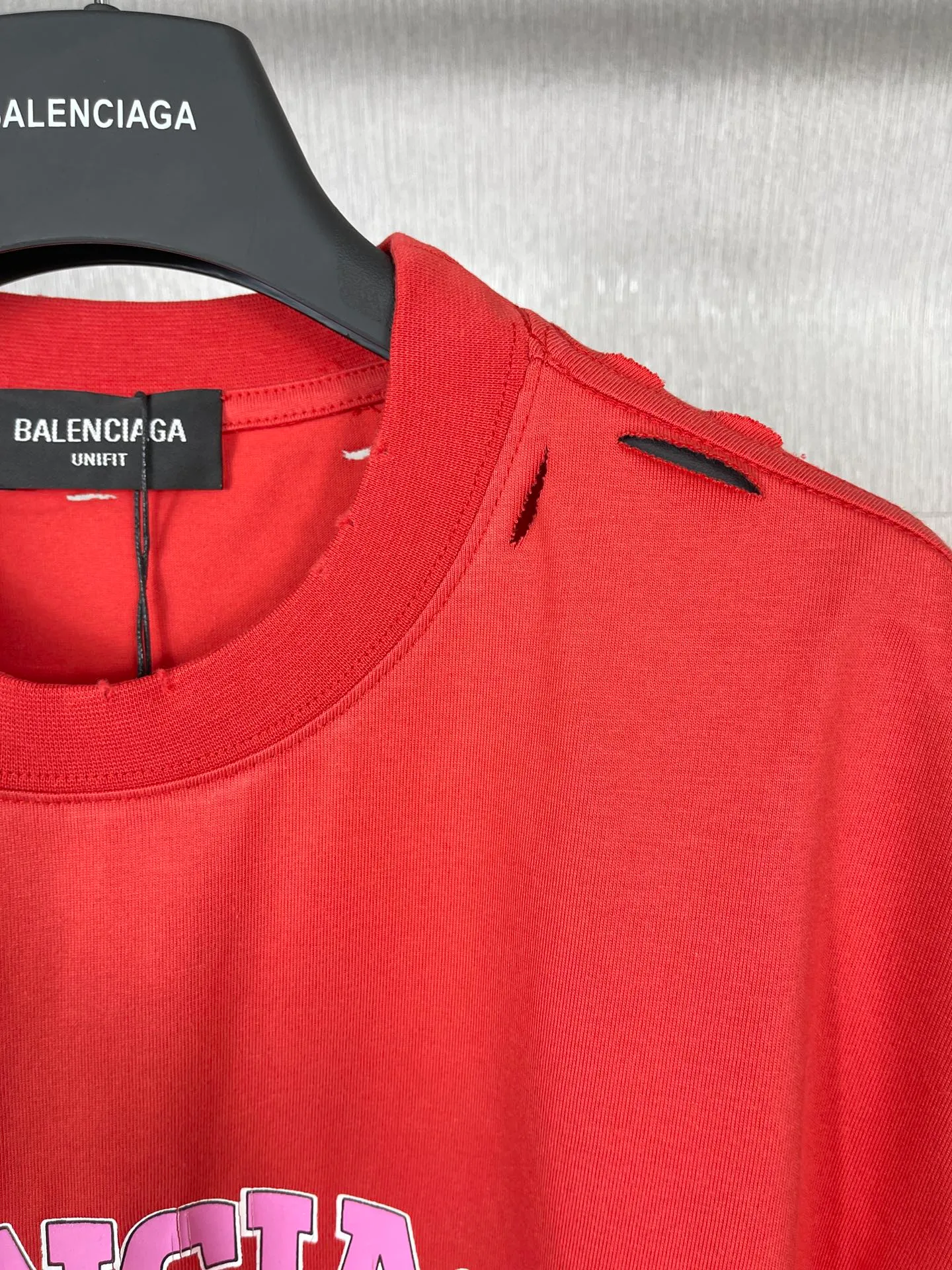 🅿️176 Actual pictures [Top version. Official website quality] BALENCI*GA/Paris. BB scissors LOGO printed ready-to-wear washed and distressed short-sleeved T-shirt. Brick cabinet synchronization. The fabric is made of Paris ZP custom-woven and dyed 100% cotton double yarn compact cotton. The weight is 260 grams, the cloth surface is clean. The cloth pattern is clear, soft and comfortable, and the thread is dyed with no color difference. The classic pattern is printed with environmentally friendly imported materials, straight cracks and cracked glue. Precision printing screen, the letters are clear and the effect is three-dimensional. Restored brick cabinet. The garments were washed and aged, and polished by many hands. Produced by super heavy craftsmanship, different market currencies, welcome to compare, the version adopts OS loose shoulder version. Same style for men and women. Code: BL223012 Color: washed black, lake blue, off-white, red Size: XS to L