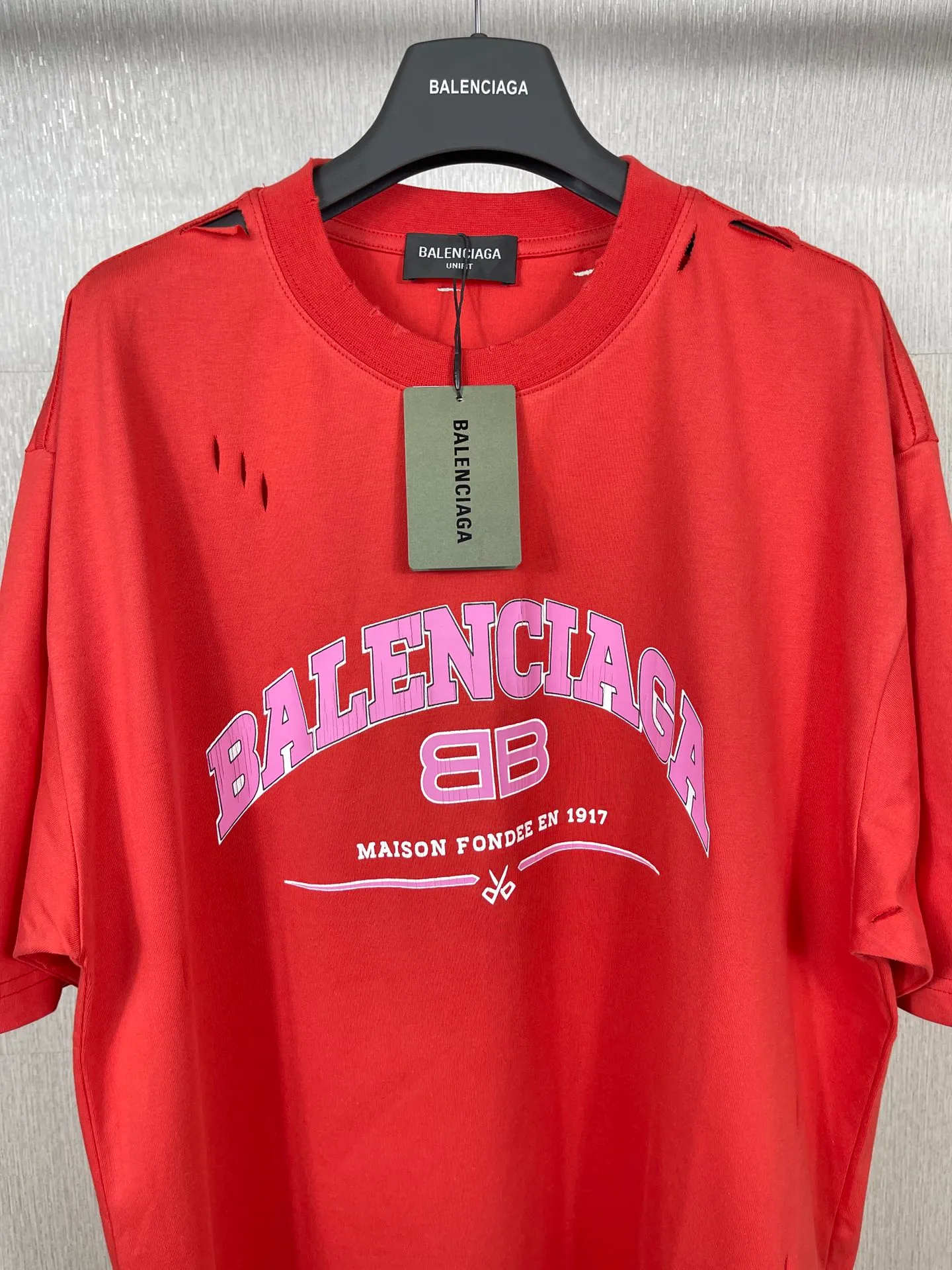 🅿️176 Actual pictures [Top version. Official website quality] BALENCI*GA/Paris. BB scissors LOGO printed ready-to-wear washed and distressed short-sleeved T-shirt. Brick cabinet synchronization. The fabric is made of Paris ZP custom-woven and dyed 100% cotton double yarn compact cotton. The weight is 260 grams, the cloth surface is clean. The cloth pattern is clear, soft and comfortable, and the thread is dyed with no color difference. The classic pattern is printed with environmentally friendly imported materials, straight cracks and cracked glue. Precision printing screen, the letters are clear and the effect is three-dimensional. Restored brick cabinet. The garments were washed and aged, and polished by many hands. Produced by super heavy craftsmanship, different market currencies, welcome to compare, the version adopts OS loose shoulder version. Same style for men and women. Code: BL223012 Color: washed black, lake blue, off-white, red Size: XS to L