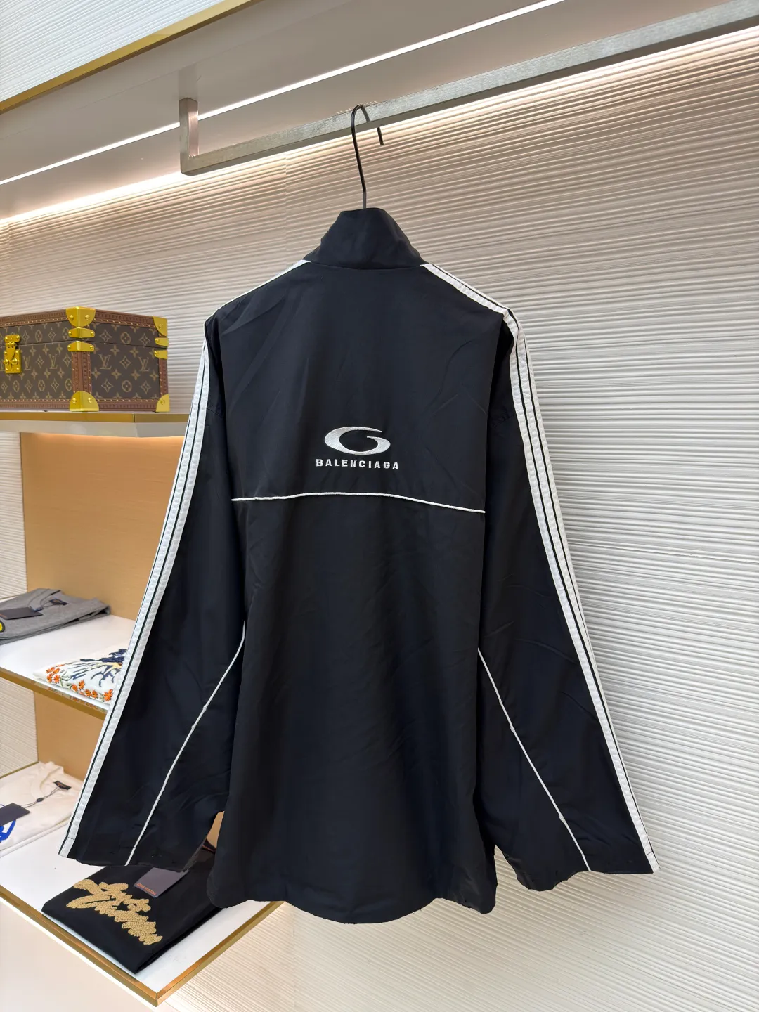 Balenciaga five-stripe jacket ●Original version: Purchased and developed by 9627 ●Item number: 1681130-B55 ●Fabric: nylon fabric ●Technology: embroidery production ●Version: Loose version ●Weight: about 605 grams ●Size: 44-46-48 ●Description: The fabric is made of high-quality 200D nylon cotton fabric. The inner mesh is more breathable and comfortable. It is different from ready-made fabrics on the market. It is three times the price of ordinary fabrics on the market. The embroidery adopts imported Behringer, precise operation with thousands of needle density, hardware accessories, and zipper slider mold opening and customization. The overall wiring is straight and delicate, the fabric is comfortable and soft, and the color is consistent without color difference. It can be matched with the same style to create a fashionable look and control various occasions. Customized accessories, complete with three standards, same style for men and women!