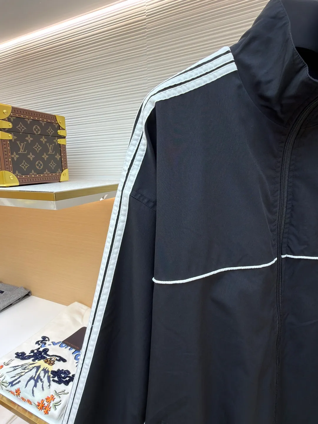 Balenciaga five-stripe jacket ●Original version: Purchased and developed by 9627 ●Item number: 1681130-B55 ●Fabric: nylon fabric ●Technology: embroidery production ●Version: Loose version ●Weight: about 605 grams ●Size: 44-46-48 ●Description: The fabric is made of high-quality 200D nylon cotton fabric. The inner mesh is more breathable and comfortable. It is different from ready-made fabrics on the market. It is three times the price of ordinary fabrics on the market. The embroidery adopts imported Behringer, precise operation with thousands of needle density, hardware accessories, and zipper slider mold opening and customization. The overall wiring is straight and delicate, the fabric is comfortable and soft, and the color is consistent without color difference. It can be matched with the same style to create a fashionable look and control various occasions. Customized accessories, complete with three standards, same style for men and women!