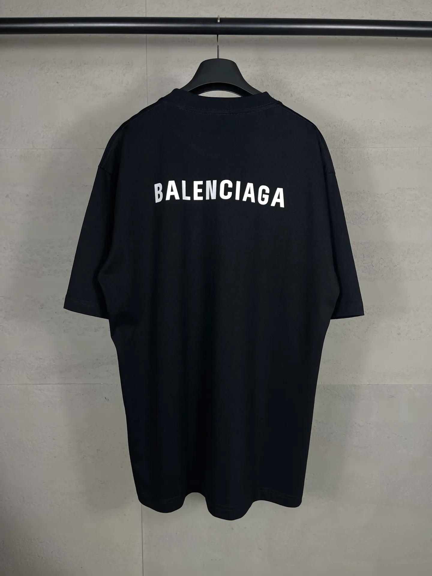 🅿️166 real photos [Top version. Official website quality] BALENCI*GA/Paris #Classic style. Classic letter printed short-sleeved T-shirt on the front and back #2023 spring and summer brick cabinet synchronization.                       The fabric is made of Paris ZP custom-woven and dyed cotton double yarn, weighing 260 grams. The cloth surface is clean. The cloth pattern is clear, soft and comfortable. The threads are dyed with no color difference. The classic letters are embroidered with an imported embroidery machine. The letters are clear and the effect is three-dimensional, restoring the brick cabinet. The version adopts the OS loose shoulder style. Same style for men and women. Coding: BL223006 Color: smoke gray, purple, light green, peacock blue, black, rice coffee, gray green Size: XS S M L