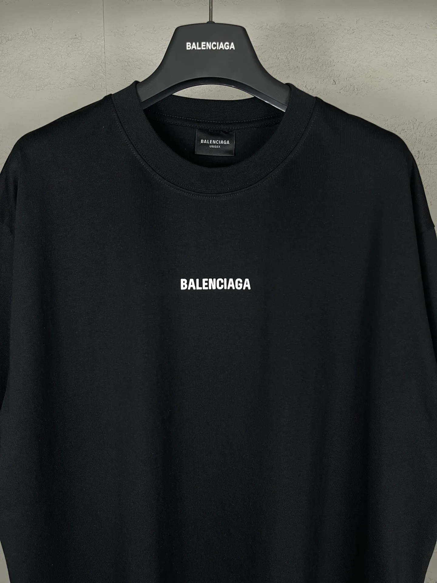 🅿️166 real photos [Top version. Official website quality] BALENCI*GA/Paris #Classic style. Classic letter printed short-sleeved T-shirt on the front and back #2023 spring and summer brick cabinet synchronization.                       The fabric is made of Paris ZP custom-woven and dyed cotton double yarn, weighing 260 grams. The cloth surface is clean. The cloth pattern is clear, soft and comfortable. The threads are dyed with no color difference. The classic letters are embroidered with an imported embroidery machine. The letters are clear and the effect is three-dimensional, restoring the brick cabinet. The version adopts the OS loose shoulder style. Same style for men and women. Coding: BL223006 Color: smoke gray, purple, light green, peacock blue, black, rice coffee, gray green Size: XS S M L