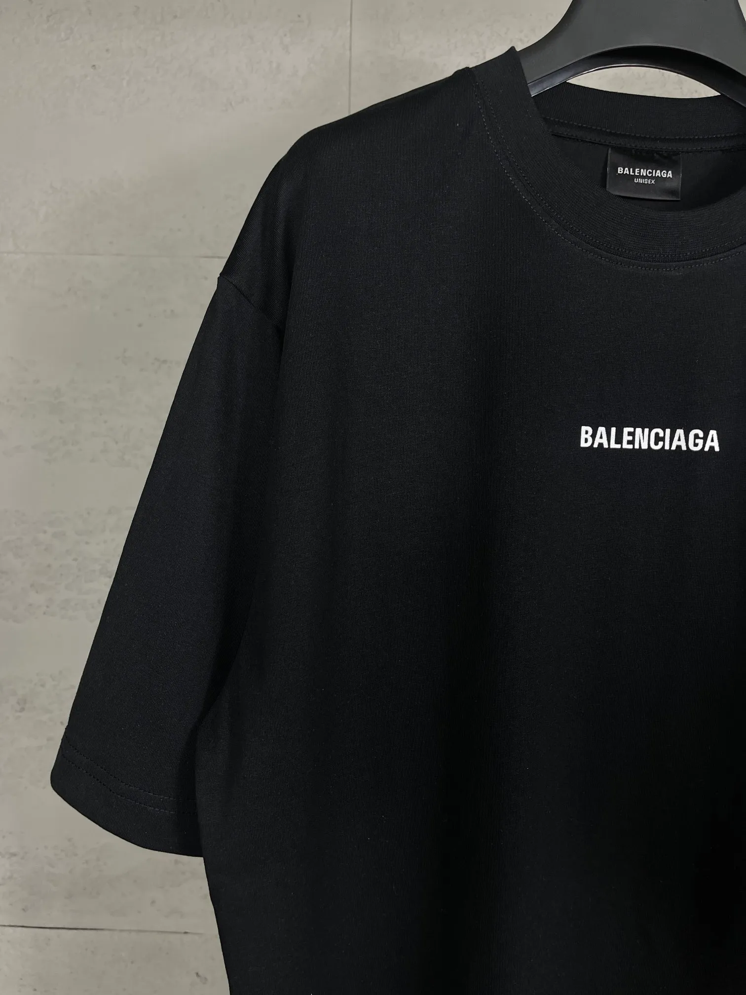 🅿️166 real photos [Top version. Official website quality] BALENCI*GA/Paris #Classic style. Classic letter printed short-sleeved T-shirt on the front and back #2023 spring and summer brick cabinet synchronization.                       The fabric is made of Paris ZP custom-woven and dyed cotton double yarn, weighing 260 grams. The cloth surface is clean. The cloth pattern is clear, soft and comfortable. The threads are dyed with no color difference. The classic letters are embroidered with an imported embroidery machine. The letters are clear and the effect is three-dimensional, restoring the brick cabinet. The version adopts the OS loose shoulder style. Same style for men and women. Coding: BL223006 Color: smoke gray, purple, light green, peacock blue, black, rice coffee, gray green Size: XS S M L