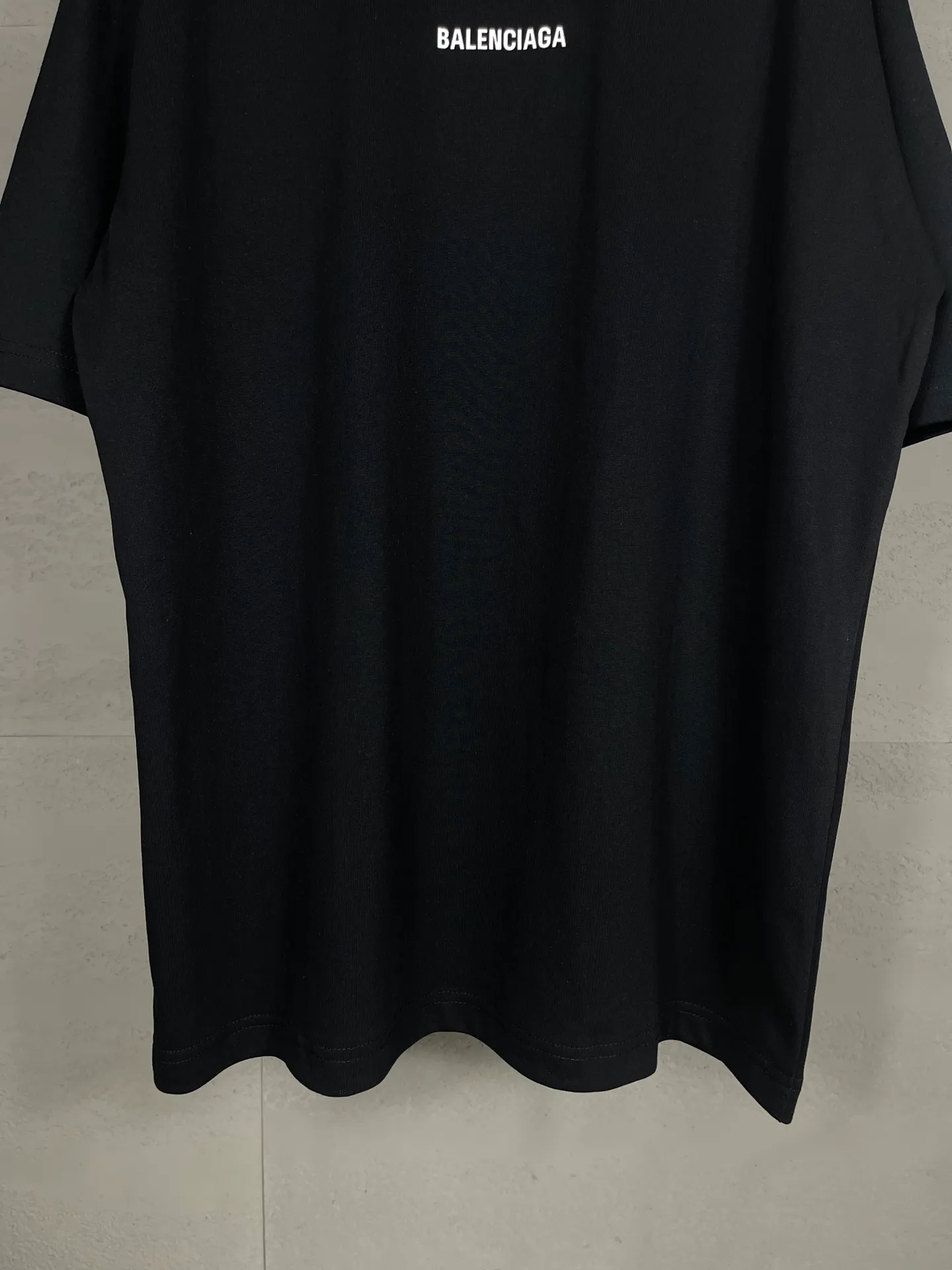 🅿️166 real photos [Top version. Official website quality] BALENCI*GA/Paris #Classic style. Classic letter printed short-sleeved T-shirt on the front and back #2023 spring and summer brick cabinet synchronization.                       The fabric is made of Paris ZP custom-woven and dyed cotton double yarn, weighing 260 grams. The cloth surface is clean. The cloth pattern is clear, soft and comfortable. The threads are dyed with no color difference. The classic letters are embroidered with an imported embroidery machine. The letters are clear and the effect is three-dimensional, restoring the brick cabinet. The version adopts the OS loose shoulder style. Same style for men and women. Coding: BL223006 Color: smoke gray, purple, light green, peacock blue, black, rice coffee, gray green Size: XS S M L
