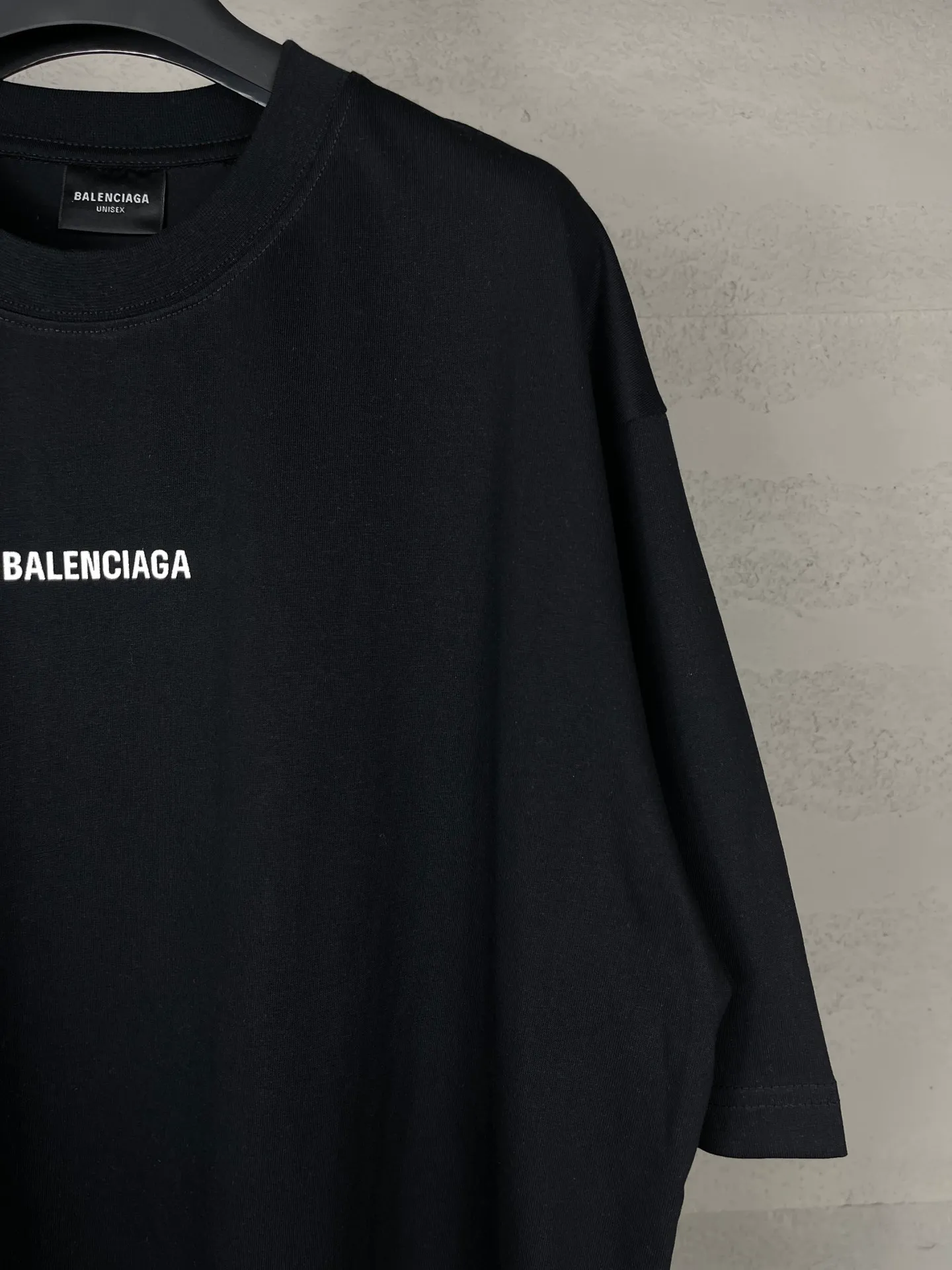 🅿️166 real photos [Top version. Official website quality] BALENCI*GA/Paris #Classic style. Classic letter printed short-sleeved T-shirt on the front and back #2023 spring and summer brick cabinet synchronization.                       The fabric is made of Paris ZP custom-woven and dyed cotton double yarn, weighing 260 grams. The cloth surface is clean. The cloth pattern is clear, soft and comfortable. The threads are dyed with no color difference. The classic letters are embroidered with an imported embroidery machine. The letters are clear and the effect is three-dimensional, restoring the brick cabinet. The version adopts the OS loose shoulder style. Same style for men and women. Coding: BL223006 Color: smoke gray, purple, light green, peacock blue, black, rice coffee, gray green Size: XS S M L