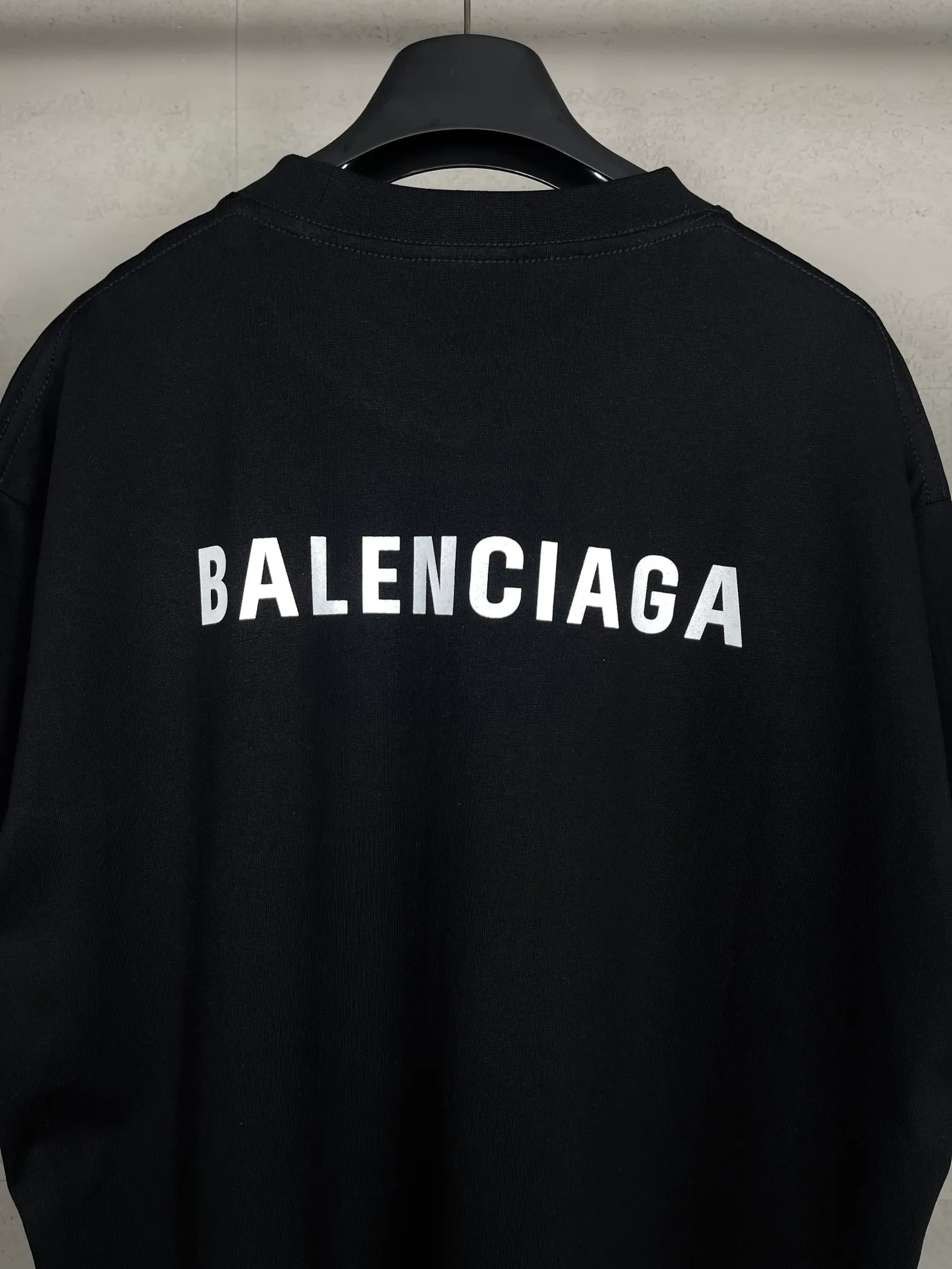 🅿️166 real photos [Top version. Official website quality] BALENCI*GA/Paris #Classic style. Classic letter printed short-sleeved T-shirt on the front and back #2023 spring and summer brick cabinet synchronization.                       The fabric is made of Paris ZP custom-woven and dyed cotton double yarn, weighing 260 grams. The cloth surface is clean. The cloth pattern is clear, soft and comfortable. The threads are dyed with no color difference. The classic letters are embroidered with an imported embroidery machine. The letters are clear and the effect is three-dimensional, restoring the brick cabinet. The version adopts the OS loose shoulder style. Same style for men and women. Coding: BL223006 Color: smoke gray, purple, light green, peacock blue, black, rice coffee, gray green Size: XS S M L