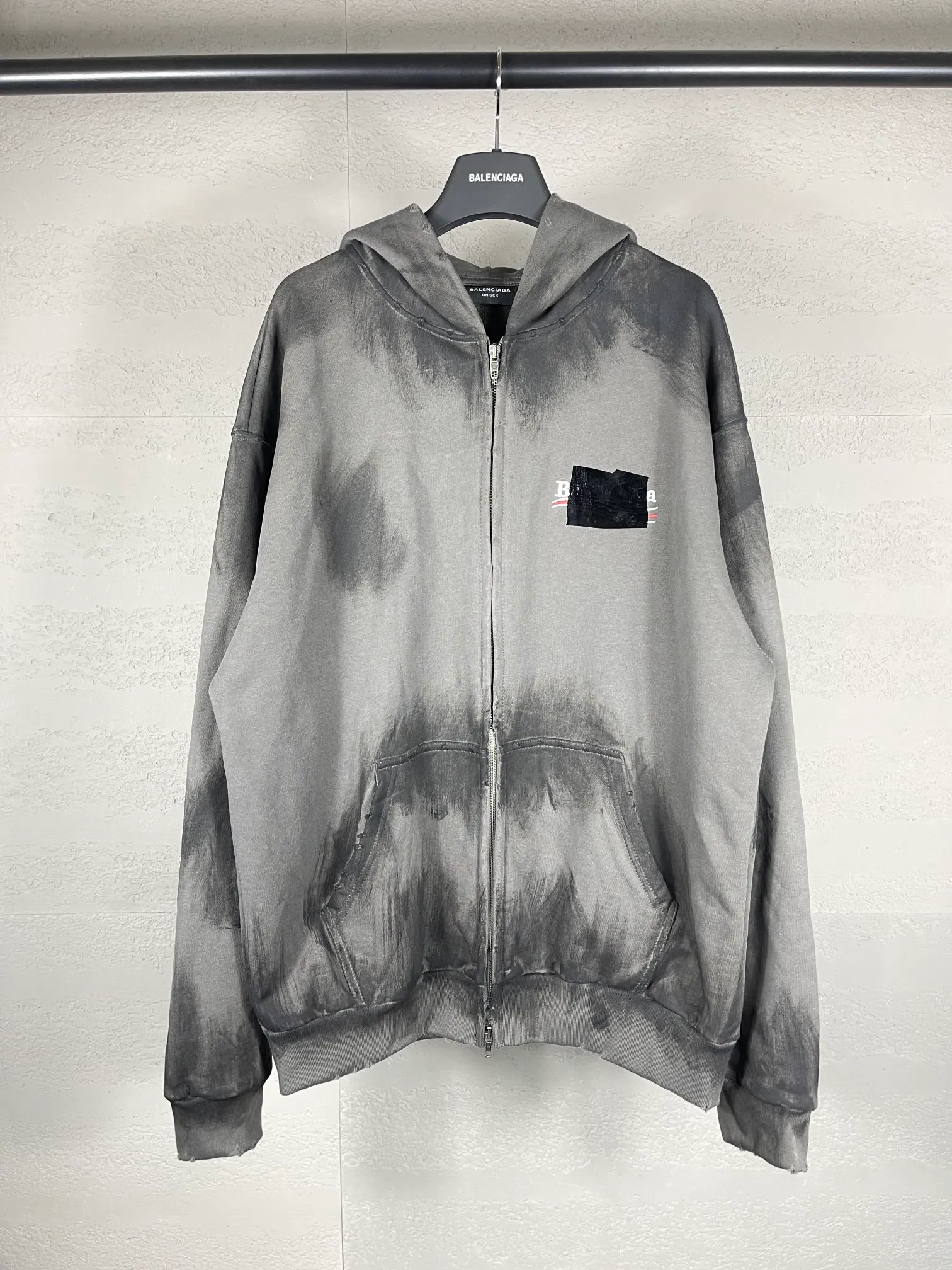 🅿️390 Actual photos [Top version. Official website quality] BALENCI*GA/Paris #Classic model. Coke embroidered hand-painted graffiti black tape cardigan hooded sweatshirt. The fabric is made of Paris ZP custom-woven and dyed cotton large sweatshirt. The weight is 450 grams. The cloth surface is clean. The cloth pattern is clear, soft and comfortable. The color fastness is good. It is not easy to change color. The threads are dyed with no color difference. The classic pattern embroidery uses an imported embroidery machine, and the embroidery thread color is the original color. The finished product is washed and worn, and hand-painted graffiti. Produced by looking at pictures at Jubie Market. The letters are clear. The three-dimensional effect is strong. The embroidered flowers are finished and the finished product is glued. The version adopts OS loose shoulder design. Same style for men and women. Code: BL238072 Color: black. Smoke gray. Size: XS S M L
