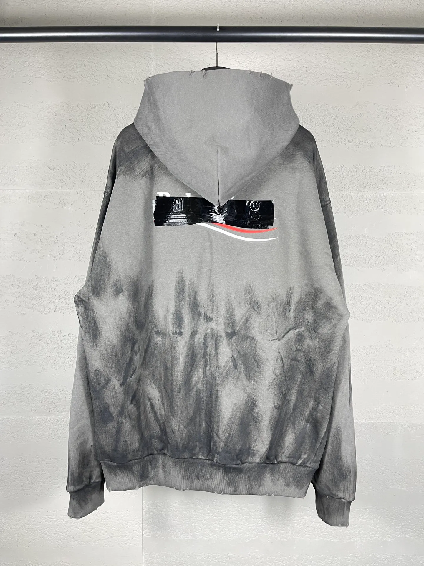 🅿️390 Actual photos [Top version. Official website quality] BALENCI*GA/Paris #Classic model. Coke embroidered hand-painted graffiti black tape cardigan hooded sweatshirt. The fabric is made of Paris ZP custom-woven and dyed cotton large sweatshirt. The weight is 450 grams. The cloth surface is clean. The cloth pattern is clear, soft and comfortable. The color fastness is good. It is not easy to change color. The threads are dyed with no color difference. The classic pattern embroidery uses an imported embroidery machine, and the embroidery thread color is the original color. The finished product is washed and worn, and hand-painted graffiti. Produced by looking at pictures at Jubie Market. The letters are clear. The three-dimensional effect is strong. The embroidered flowers are finished and the finished product is glued. The version adopts OS loose shoulder design. Same style for men and women. Code: BL238072 Color: black. Smoke gray. Size: XS S M L