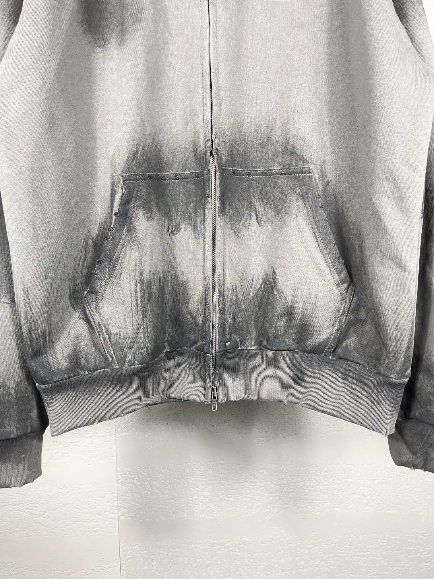 🅿️390 Actual photos [Top version. Official website quality] BALENCI*GA/Paris #Classic model. Coke embroidered hand-painted graffiti black tape cardigan hooded sweatshirt. The fabric is made of Paris ZP custom-woven and dyed cotton large sweatshirt. The weight is 450 grams. The cloth surface is clean. The cloth pattern is clear, soft and comfortable. The color fastness is good. It is not easy to change color. The threads are dyed with no color difference. The classic pattern embroidery uses an imported embroidery machine, and the embroidery thread color is the original color. The finished product is washed and worn, and hand-painted graffiti. Produced by looking at pictures at Jubie Market. The letters are clear. The three-dimensional effect is strong. The embroidered flowers are finished and the finished product is glued. The version adopts OS loose shoulder design. Same style for men and women. Code: BL238072 Color: black. Smoke gray. Size: XS S M L
