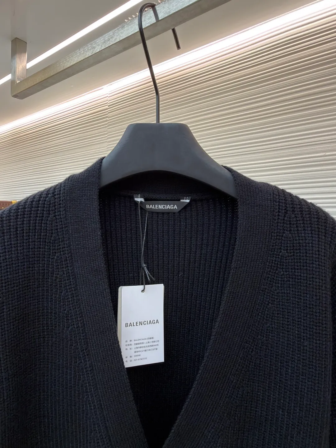 Balenciaga arm logo cardigan sweater ●Original version: Purchased and developed by 12527 ●Item number: 1681604-B15 ●Fabric: wool blended fabric ●Technology: knitting ●Color: black ●Version: loose fit ●Weight: about 1030 grams ●Size: S-M-L ●Description: Using wool blended yarn, the fabric composition is 65% cotton, 35% wool. The fabric pattern is stiff. The high cotton content can make the clothes have a sagging feeling and restore the original effect. The 35% wool content can fully tighten the fabric density and make the clothes achieve a certain level of warmth. Accessories: Leather The logo is made of natural silicone material. The original white fonts in the logo are custom-made. The sizes are consistent with the original version. This model is made of wool blended fabric and cardigan. The long sleeves and sleeves are decorated with logo art silicone works. The overall wiring is straight and delicate, the fabric is comfortable and soft, and the color is consistent without color difference. It can be matched with the same style to create a fashionable look, and can be used in various occasions. Customized accessories, complete with three standards, same style for men and women!