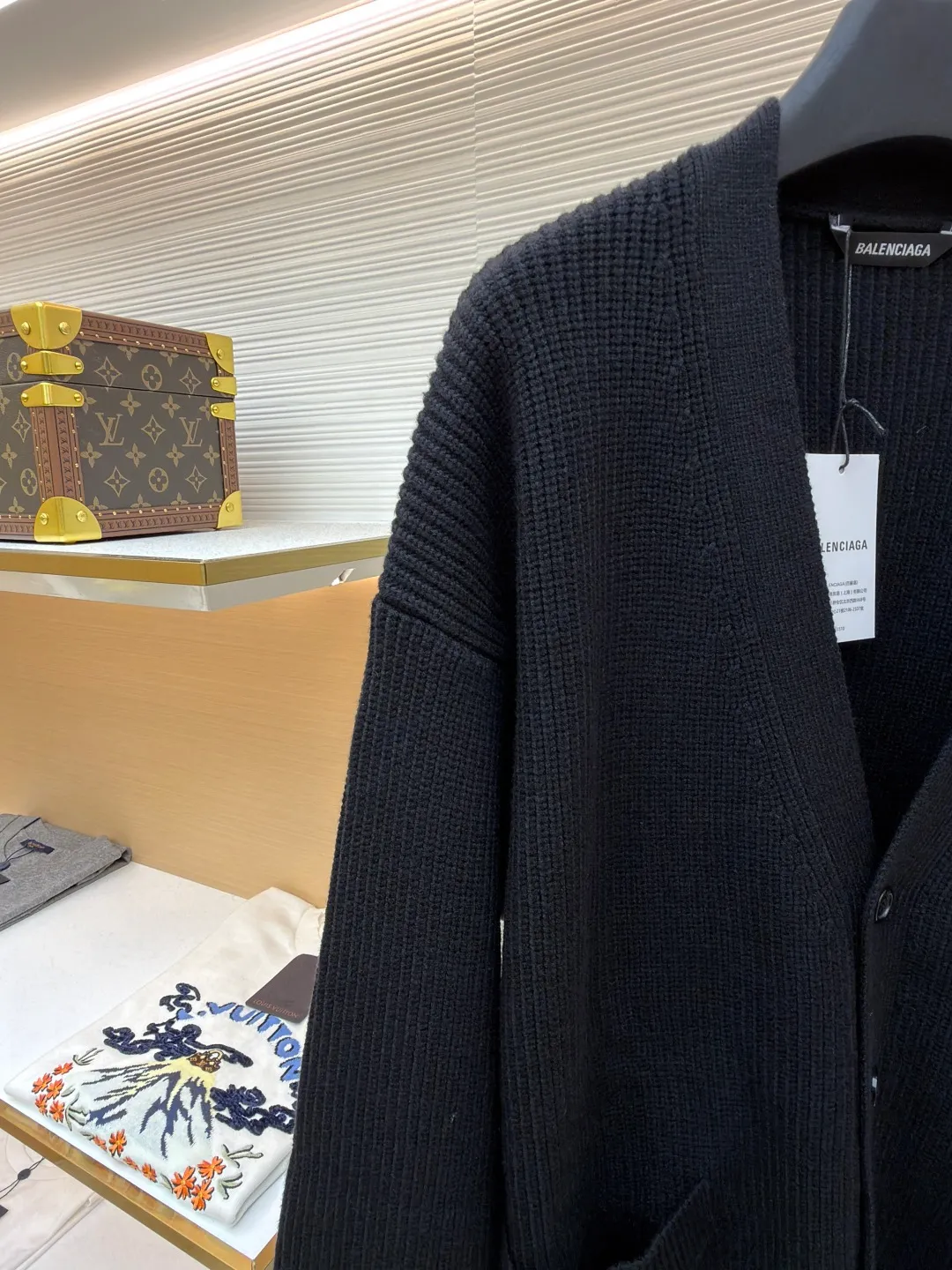 Balenciaga arm logo cardigan sweater ●Original version: Purchased and developed by 12527 ●Item number: 1681604-B15 ●Fabric: wool blended fabric ●Technology: knitting ●Color: black ●Version: loose fit ●Weight: about 1030 grams ●Size: S-M-L ●Description: Using wool blended yarn, the fabric composition is 65% cotton, 35% wool. The fabric pattern is stiff. The high cotton content can make the clothes have a sagging feeling and restore the original effect. The 35% wool content can fully tighten the fabric density and make the clothes achieve a certain level of warmth. Accessories: Leather The logo is made of natural silicone material. The original white fonts in the logo are custom-made. The sizes are consistent with the original version. This model is made of wool blended fabric and cardigan. The long sleeves and sleeves are decorated with logo art silicone works. The overall wiring is straight and delicate, the fabric is comfortable and soft, and the color is consistent without color difference. It can be matched with the same style to create a fashionable look, and can be used in various occasions. Customized accessories, complete with three standards, same style for men and women!