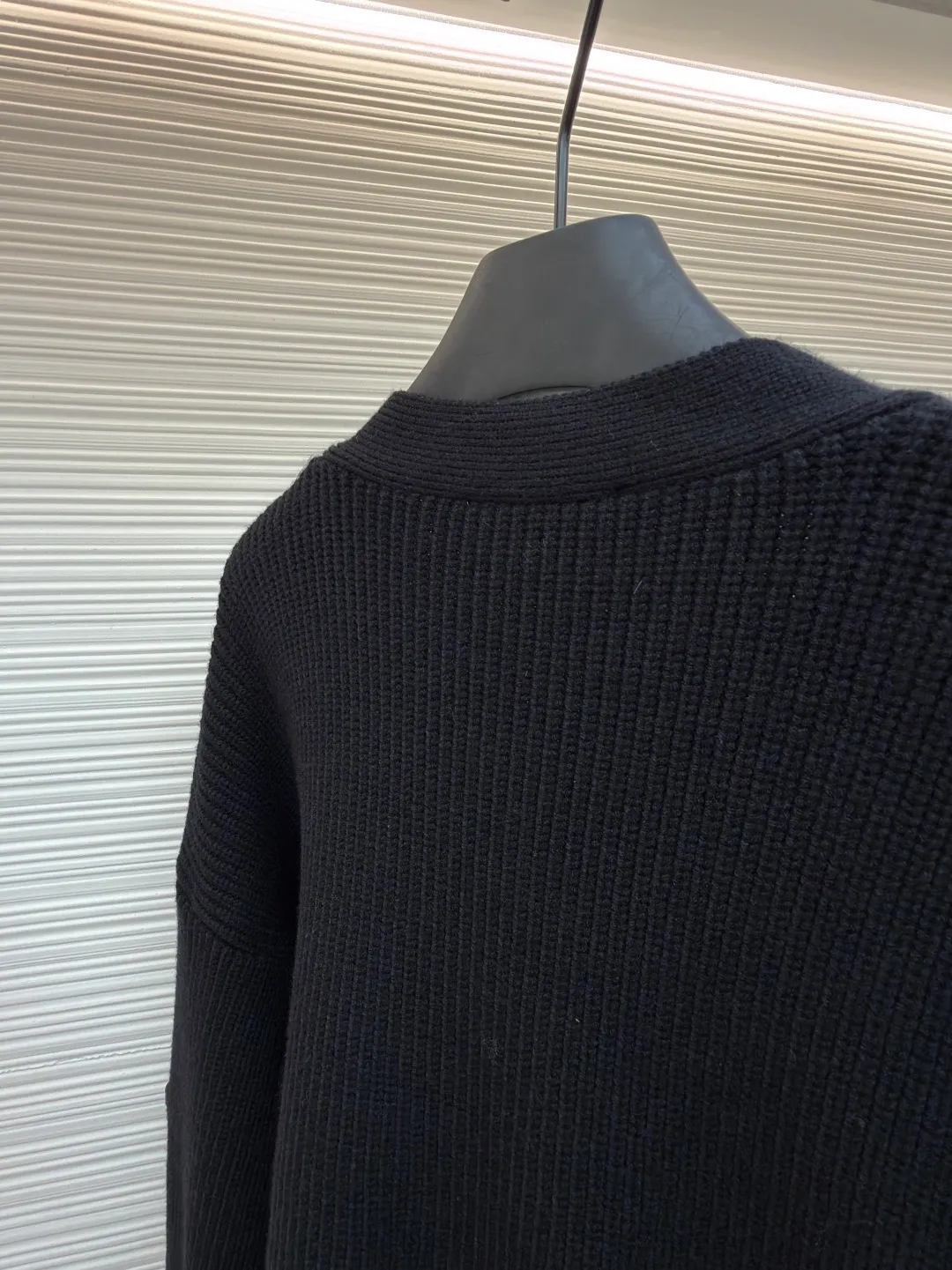 Balenciaga arm logo cardigan sweater ●Original version: Purchased and developed by 12527 ●Item number: 1681604-B15 ●Fabric: wool blended fabric ●Technology: knitting ●Color: black ●Version: loose fit ●Weight: about 1030 grams ●Size: S-M-L ●Description: Using wool blended yarn, the fabric composition is 65% cotton, 35% wool. The fabric pattern is stiff. The high cotton content can make the clothes have a sagging feeling and restore the original effect. The 35% wool content can fully tighten the fabric density and make the clothes achieve a certain level of warmth. Accessories: Leather The logo is made of natural silicone material. The original white fonts in the logo are custom-made. The sizes are consistent with the original version. This model is made of wool blended fabric and cardigan. The long sleeves and sleeves are decorated with logo art silicone works. The overall wiring is straight and delicate, the fabric is comfortable and soft, and the color is consistent without color difference. It can be matched with the same style to create a fashionable look, and can be used in various occasions. Customized accessories, complete with three standards, same style for men and women!