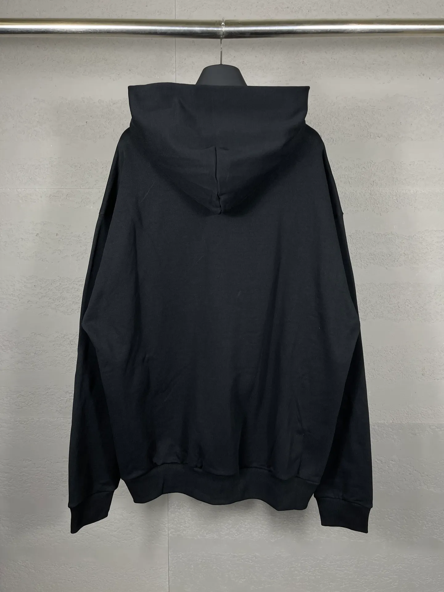 🅿️320 real photos [Top version. Official website quality] BALENCI*GA/Paris BALENCI*GA#2024 latest model, Paris classic letter large LOGO embroidered hooded sweatshirt. Brick cabinet synchronization. Genuine products are developed and developed as soon as possible, welcome to compare! The fabric is made of Paris ZP custom-woven and dyed cotton terry sweatshirt. The weight is 450 grams. The cloth surface is clean. The cloth pattern is clear. It is soft and comfortable. It has good color fastness and is not easy to change color. The threads are woven and dyed with no color difference. The embroidery is done using imported Tajima embroidery machines. Super W needle thread embroidery, accurate positioning, three-dimensional effect, clear lines. No burrs and miscellaneous threads, ultra-high craftsmanship embroidery. The version adopts OS loose shoulder design. Same style for men and women. Code: BL238015 Color: Black. White Size: XS S M L