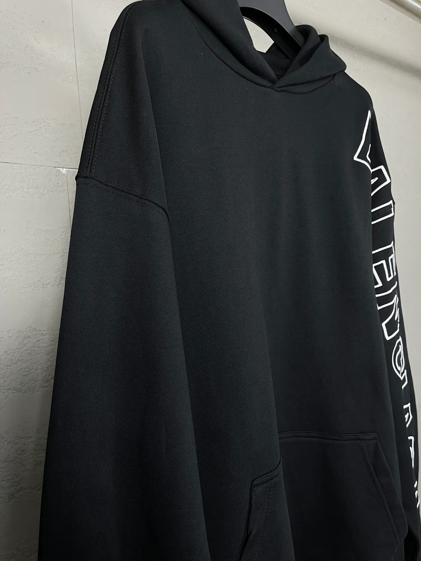 🅿️320 real photos [Top version. Official website quality] BALENCI*GA/Paris BALENCI*GA#2024 latest model, Paris classic letter large LOGO embroidered hooded sweatshirt. Brick cabinet synchronization. Genuine products are developed and developed as soon as possible, welcome to compare! The fabric is made of Paris ZP custom-woven and dyed cotton terry sweatshirt. The weight is 450 grams. The cloth surface is clean. The cloth pattern is clear. It is soft and comfortable. It has good color fastness and is not easy to change color. The threads are woven and dyed with no color difference. The embroidery is done using imported Tajima embroidery machines. Super W needle thread embroidery, accurate positioning, three-dimensional effect, clear lines. No burrs and miscellaneous threads, ultra-high craftsmanship embroidery. The version adopts OS loose shoulder design. Same style for men and women. Code: BL238015 Color: Black. White Size: XS S M L