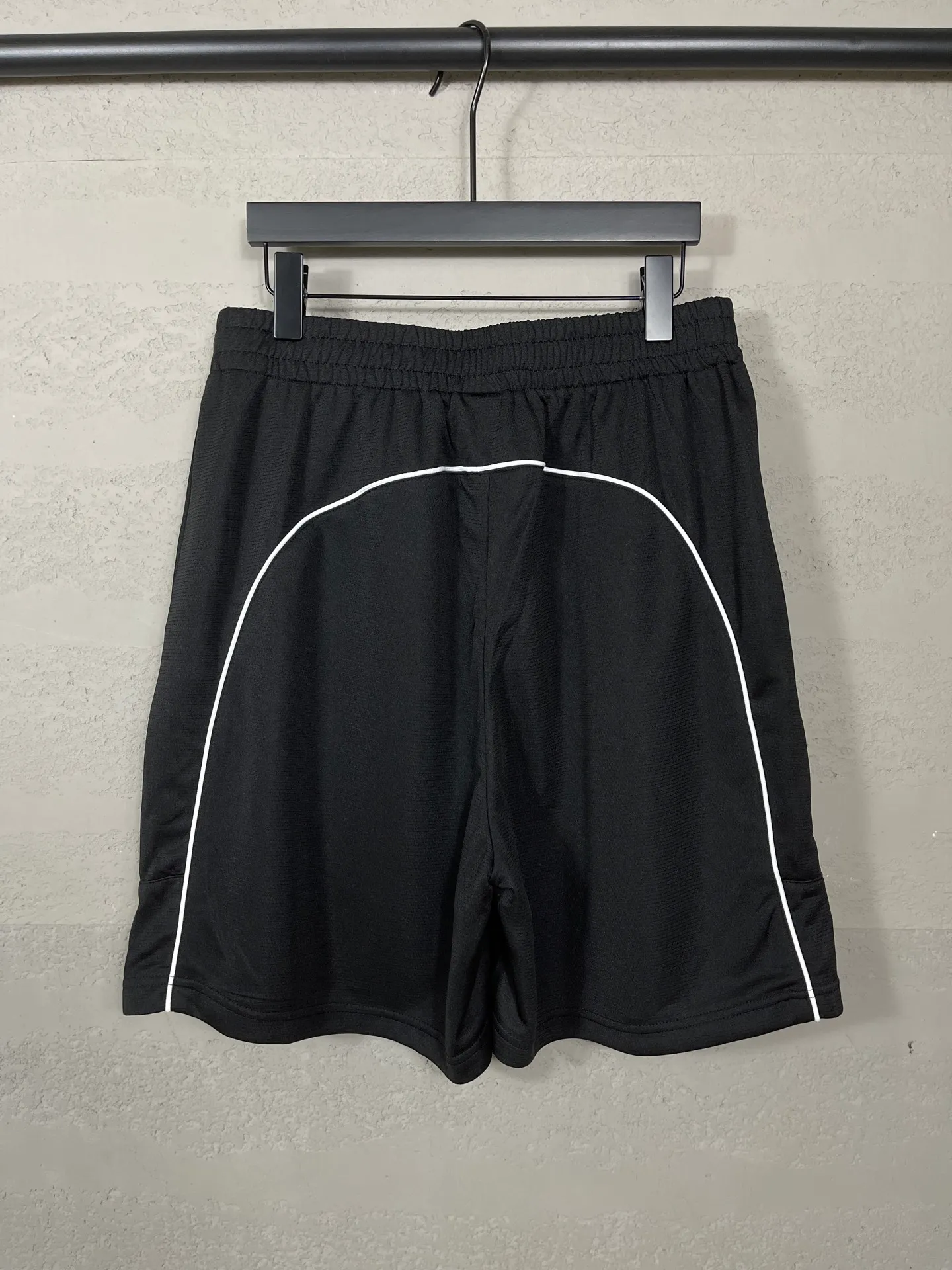 🅿️210 Actual pictures [Top version. Official website quality] BALENCI*GA/Paris co-branded Lamborghini shorts. Embroidery on the front and left, double-layer mesh lining, and multi-position hem shorts. Extra heavy craftsmanship. SS25 latest model. Research and development at the first time, different market currencies. Comparisons welcome. The fabric is made of custom-woven sports fabric that absorbs moisture and is comfortable and dry. Whether you are doing sports or fitness or going out on the street every day, you can easily become the center of attention. Weight 180 grams. The embroidery is done using imported Tajima embroidery machines. The pattern letters are clear, three-dimensional and without burrs. Different market currencies. Comparisons welcome. The version adopts a loose version. The same style for men and women. Code: BL257002 Color: Black Size: XS S M L