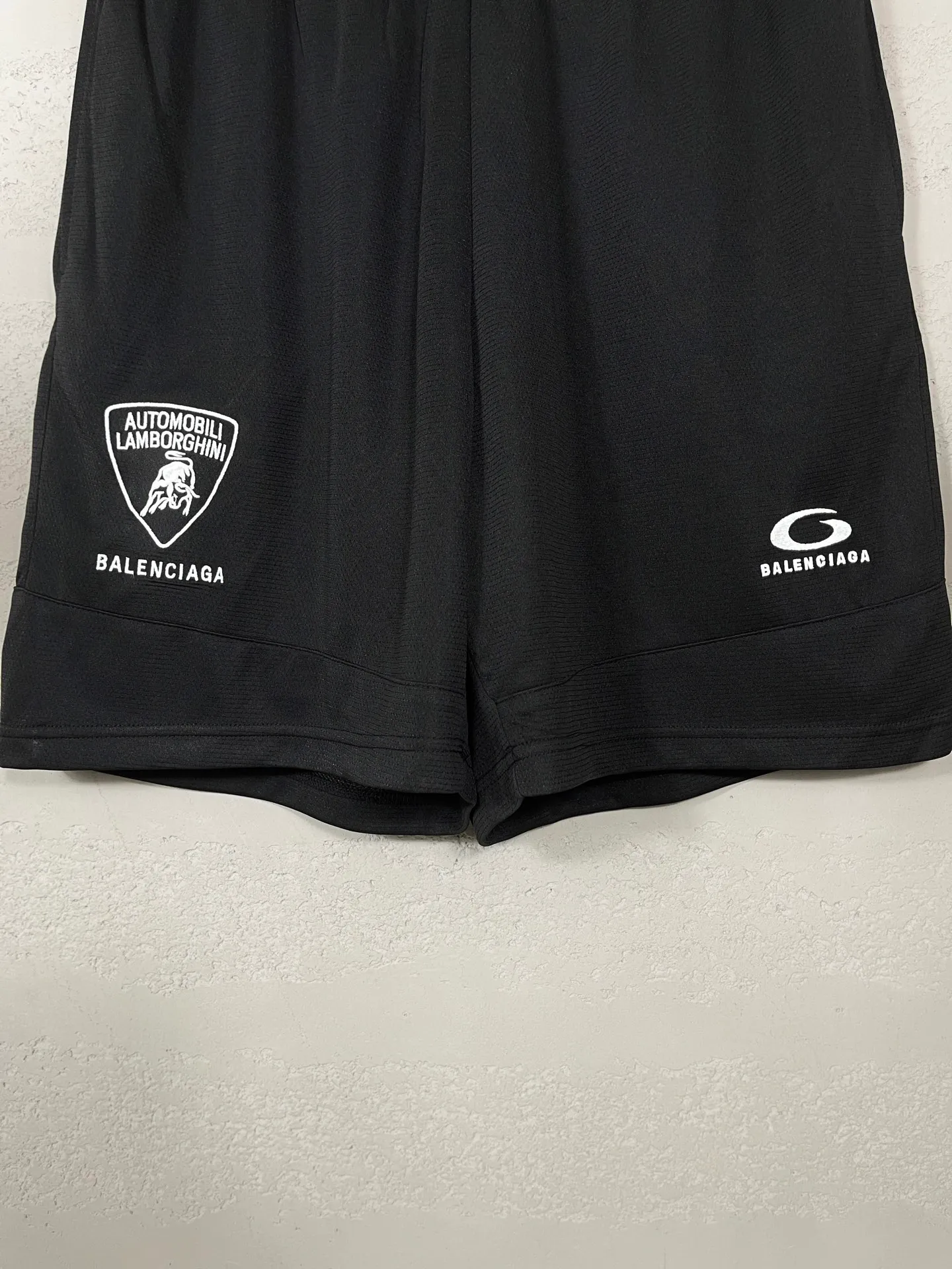 🅿️210 Actual pictures [Top version. Official website quality] BALENCI*GA/Paris co-branded Lamborghini shorts. Embroidery on the front and left, double-layer mesh lining, and multi-position hem shorts. Extra heavy craftsmanship. SS25 latest model. Research and development at the first time, different market currencies. Comparisons welcome. The fabric is made of custom-woven sports fabric that absorbs moisture and is comfortable and dry. Whether you are doing sports or fitness or going out on the street every day, you can easily become the center of attention. Weight 180 grams. The embroidery is done using imported Tajima embroidery machines. The pattern letters are clear, three-dimensional and without burrs. Different market currencies. Comparisons welcome. The version adopts a loose version. The same style for men and women. Code: BL257002 Color: Black Size: XS S M L